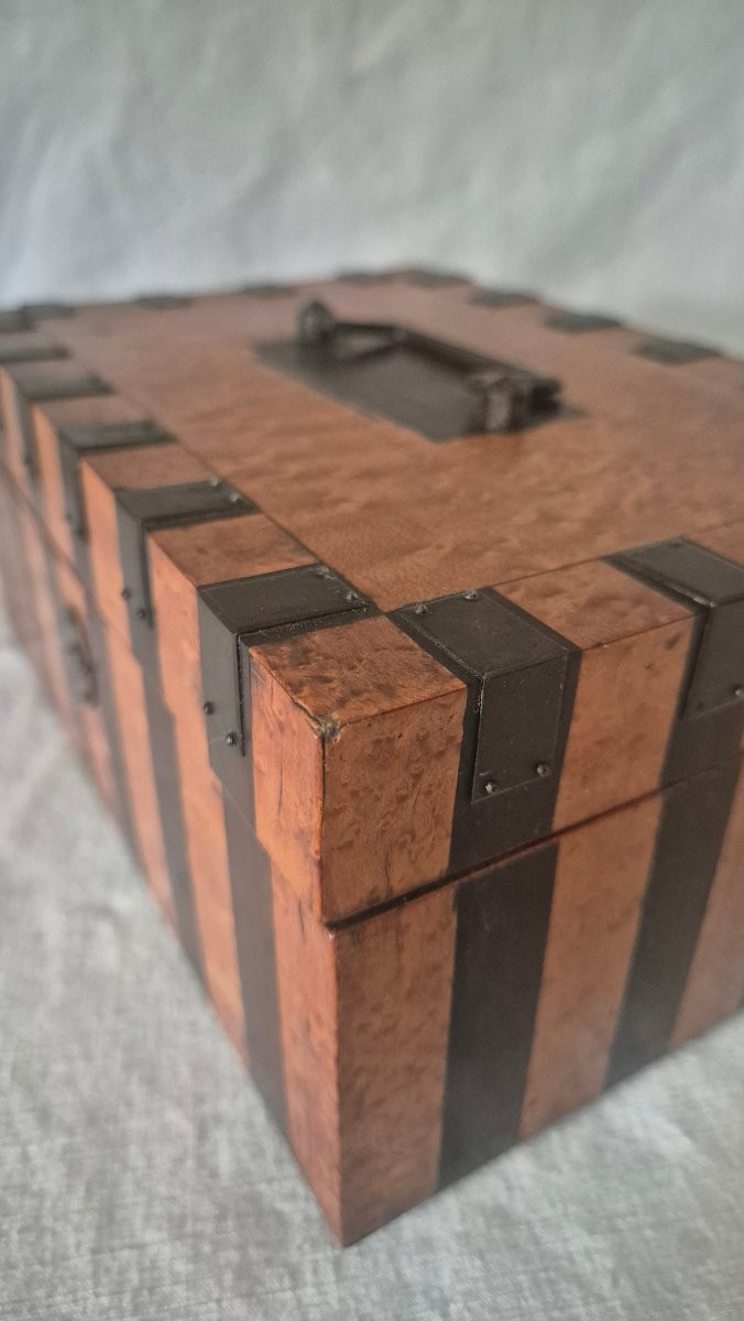 Coffret de couture en érable moucheté avec marqueterie d'acajou et d'acier début XIXème-photo-1