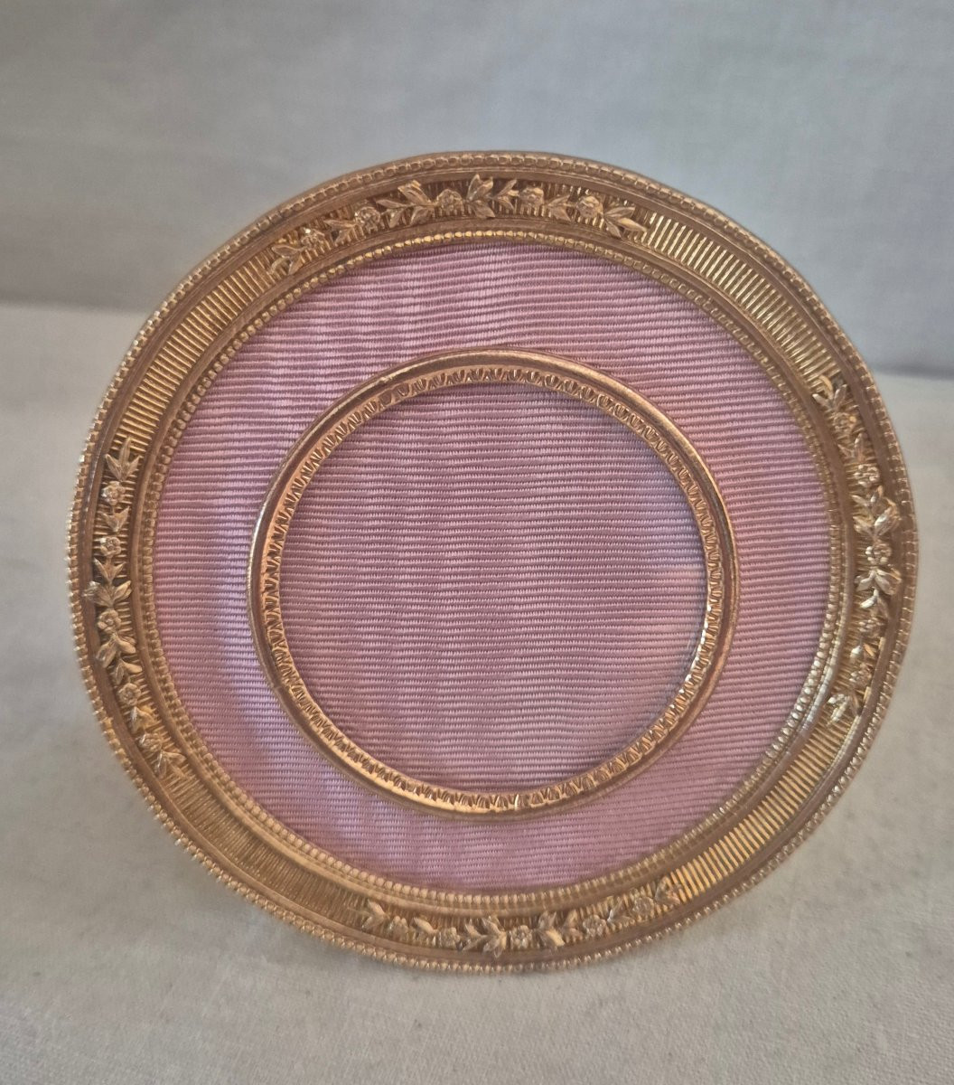 Paire de cadres ronds en bronze doré et passe partout en moire rose et bleu -photo-2
