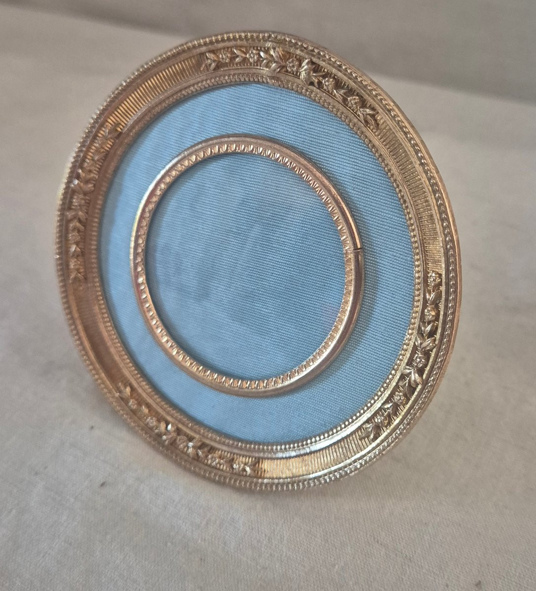Paire de cadres ronds en bronze doré et passe partout en moire rose et bleu -photo-3