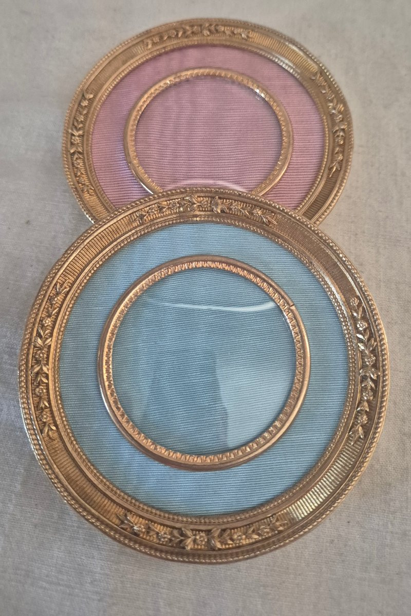 Paire de cadres ronds en bronze doré et passe partout en moire rose et bleu -photo-4