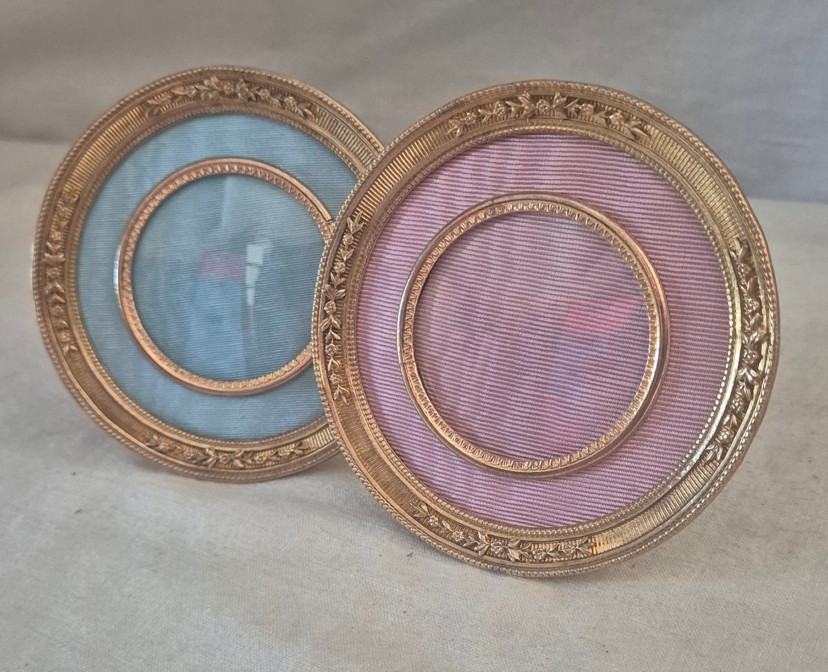 Paire de cadres ronds en bronze doré et passe partout en moire rose et bleu 
