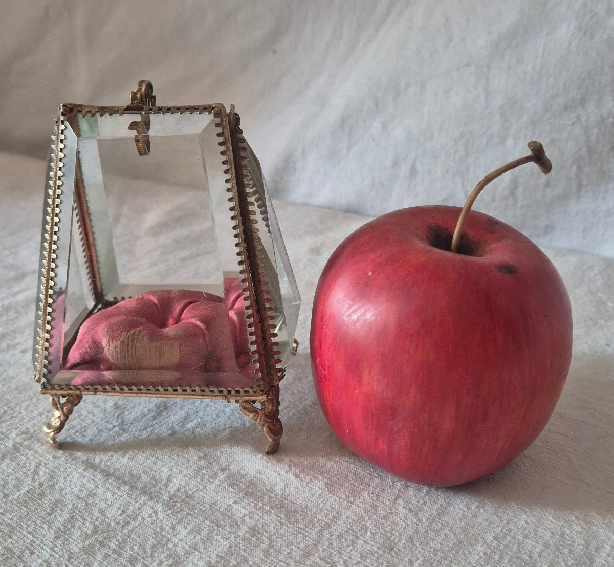 Coffret porte montre en verre et pomponne doré de forme inédite -photo-5
