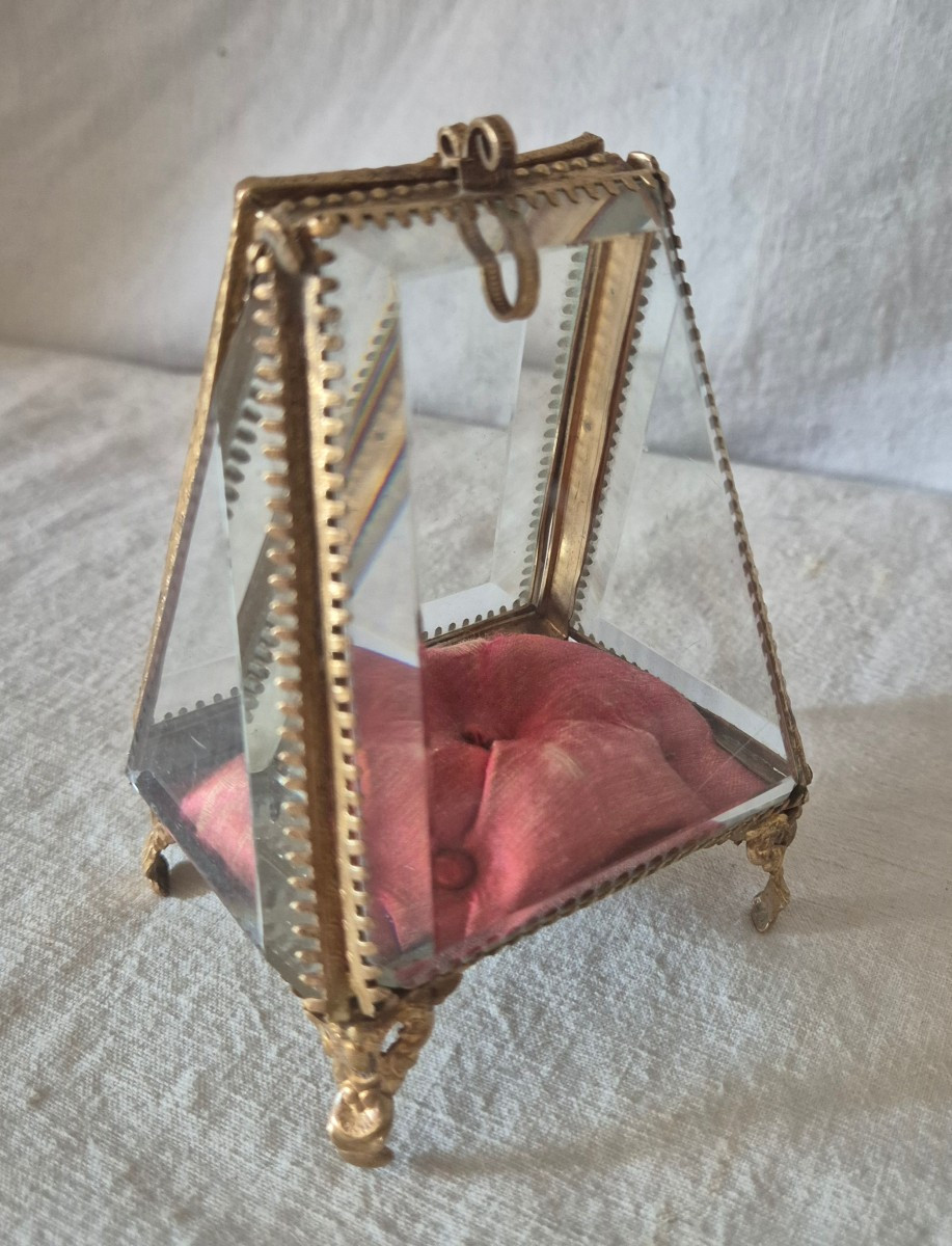 Coffret porte montre en verre et pomponne doré de forme inédite 