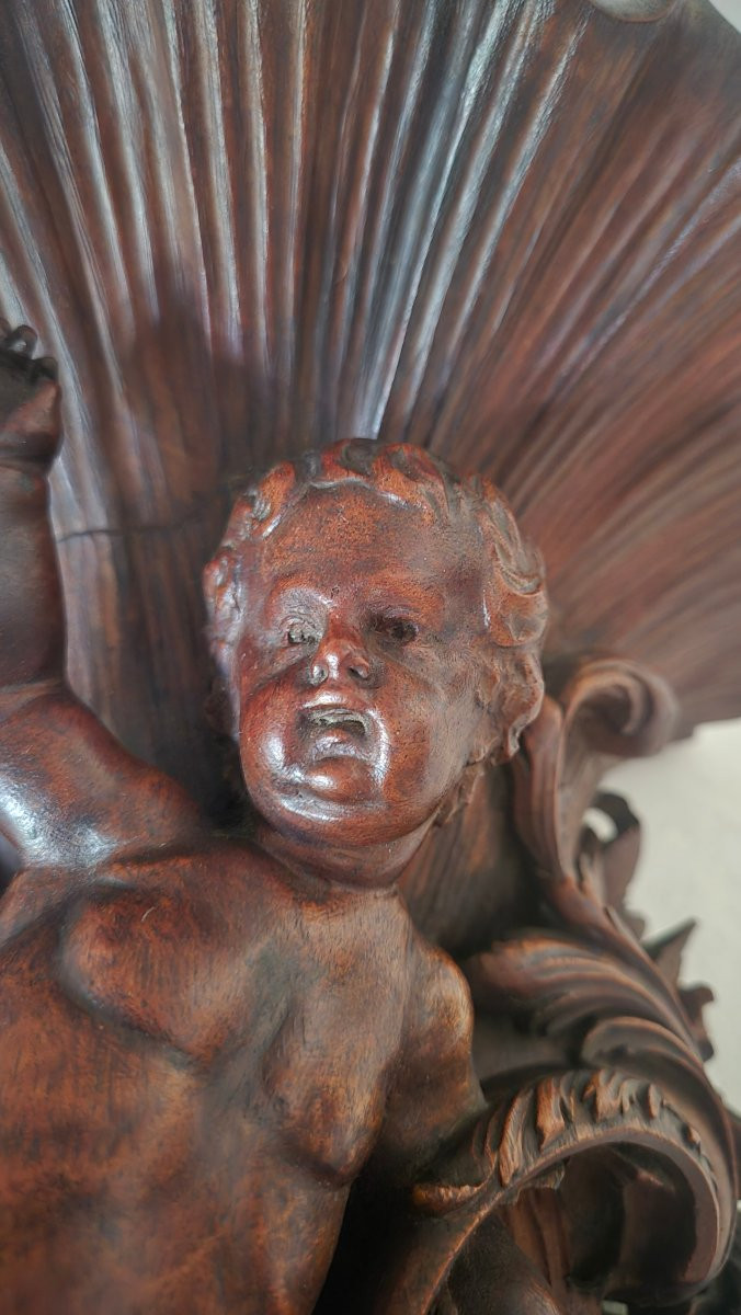 Sellette étagère en noyer sculpté figurant un chérubin aptère-photo-1