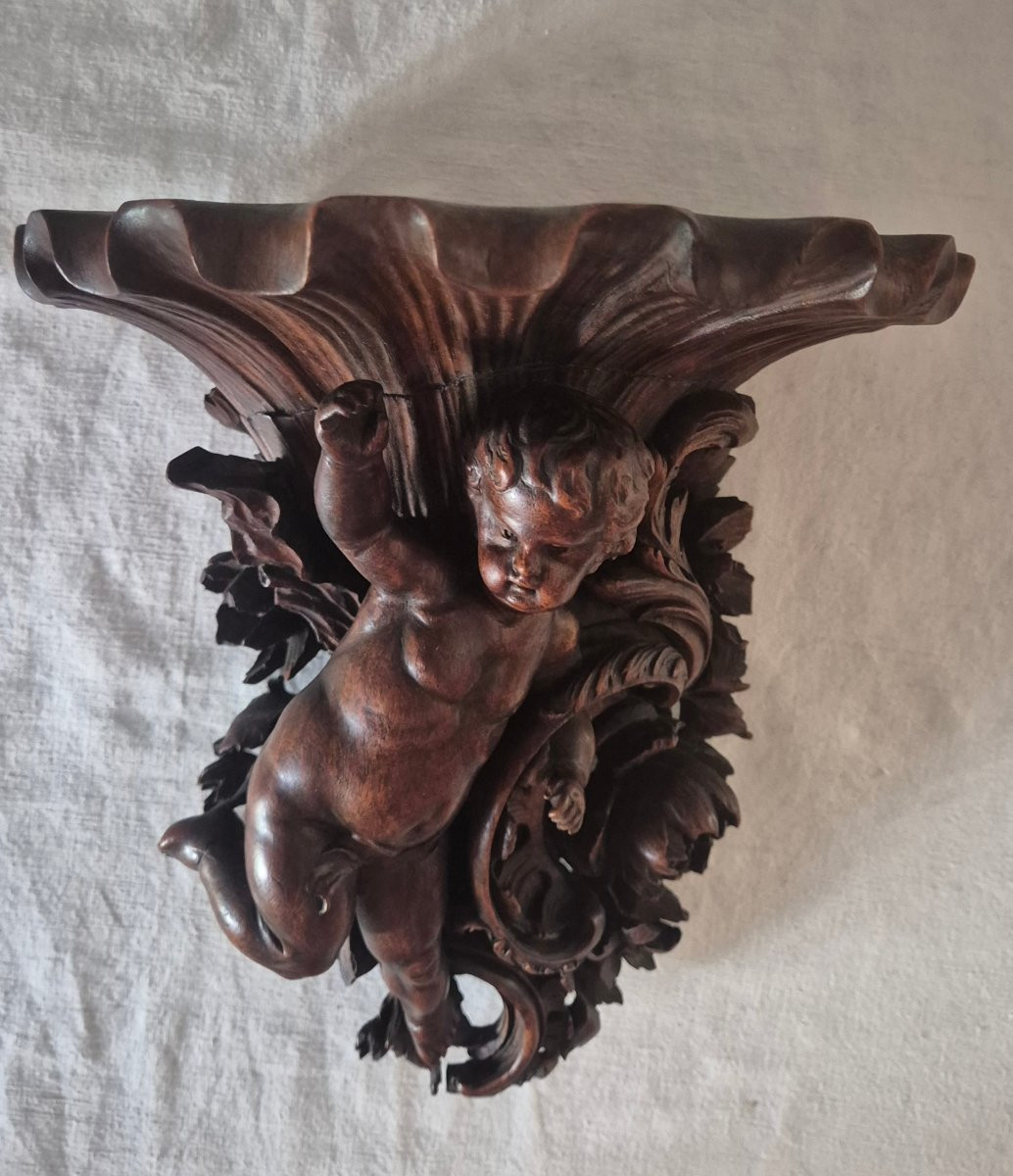 Sellette étagère en noyer sculpté figurant un chérubin aptère-photo-2