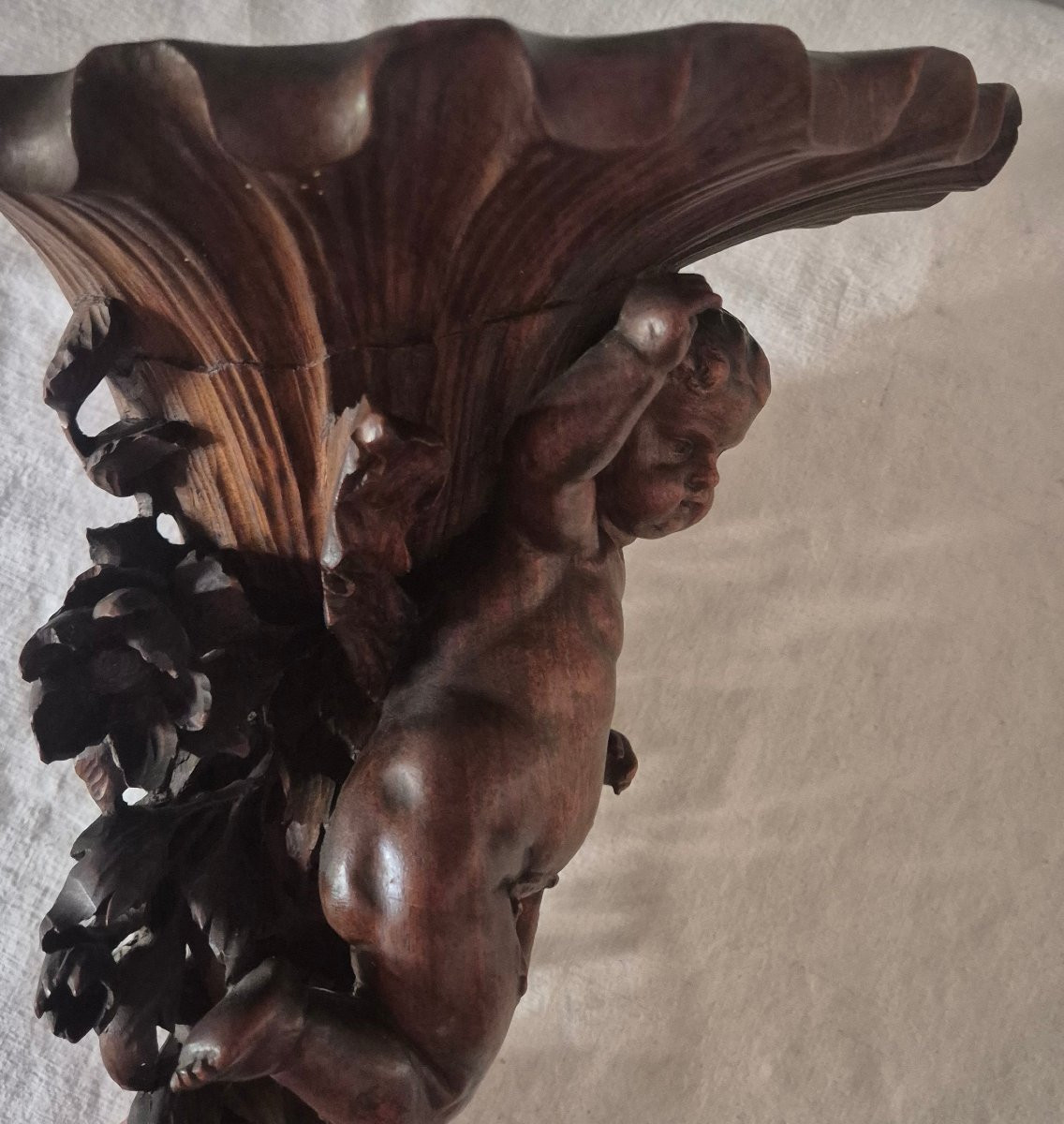 Sellette étagère en noyer sculpté figurant un chérubin aptère-photo-6