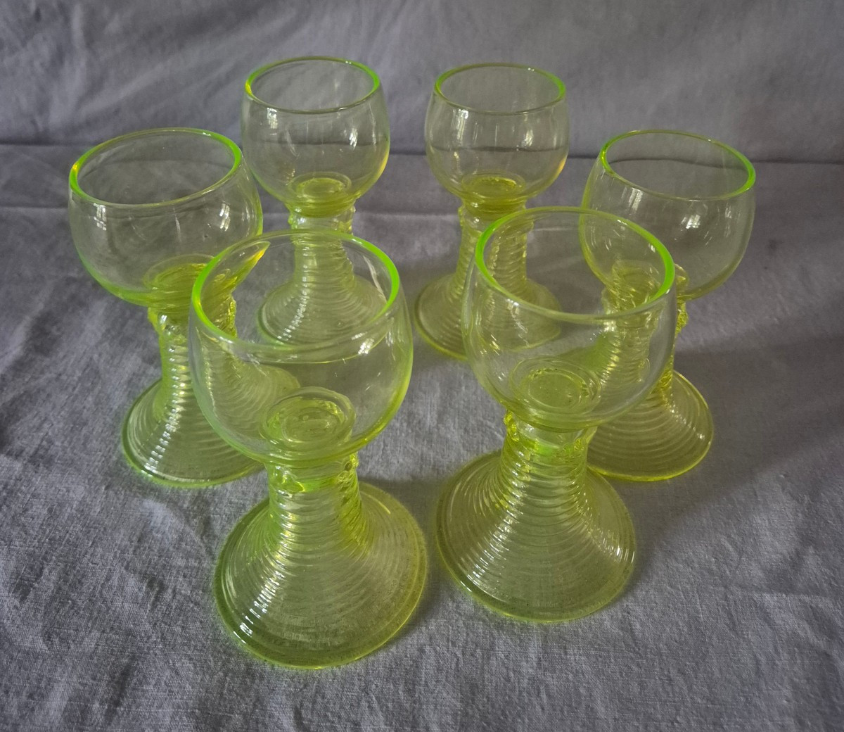 Proantic: Set Of Six 19th-century Baccarat Uranium Crystal Wine Glasse