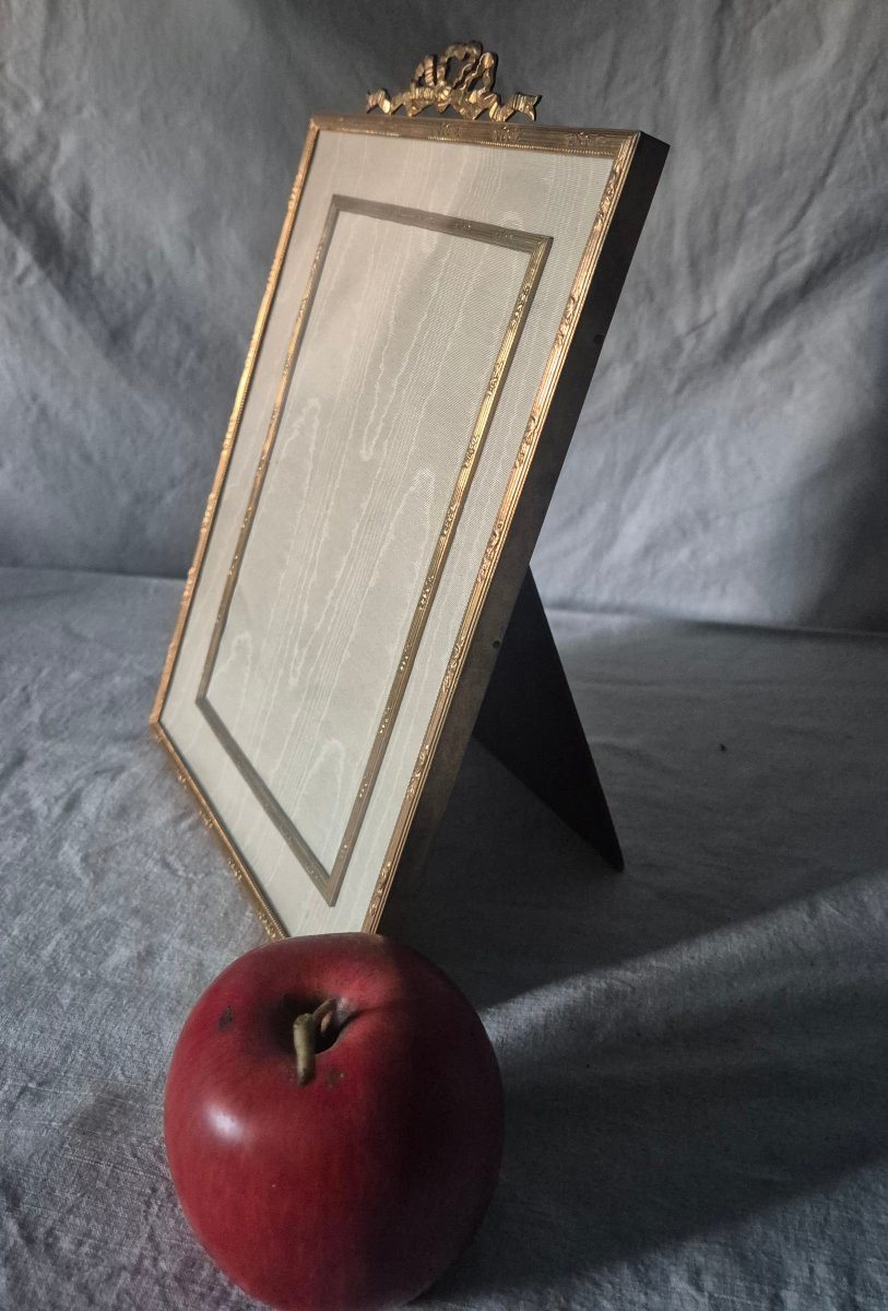 Cadre photo bronze doré à passe partout en moire "ivoire" fin XIXème siècle -photo-1