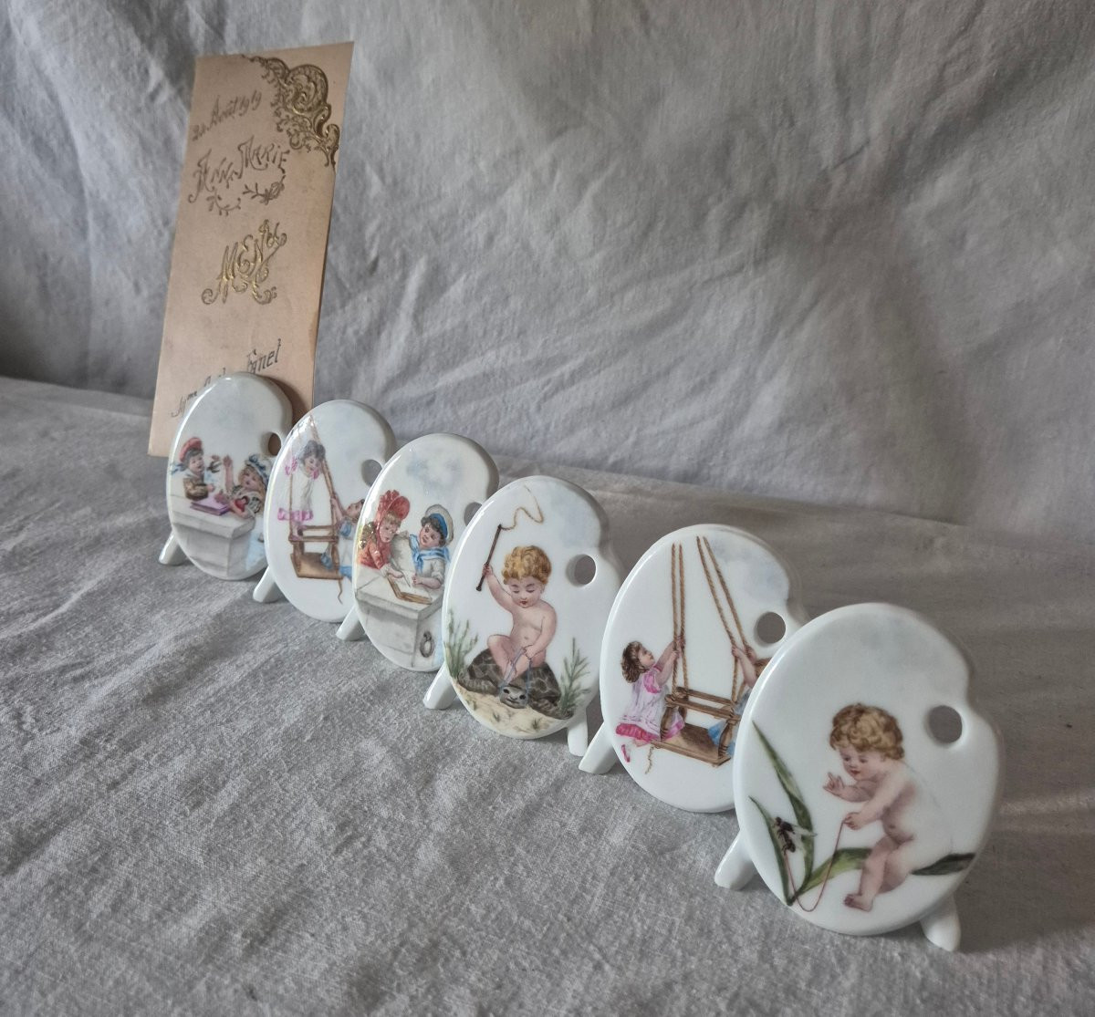 Série de six porte menus noms en porcelaine peinte signés F.Ginet-photo-4