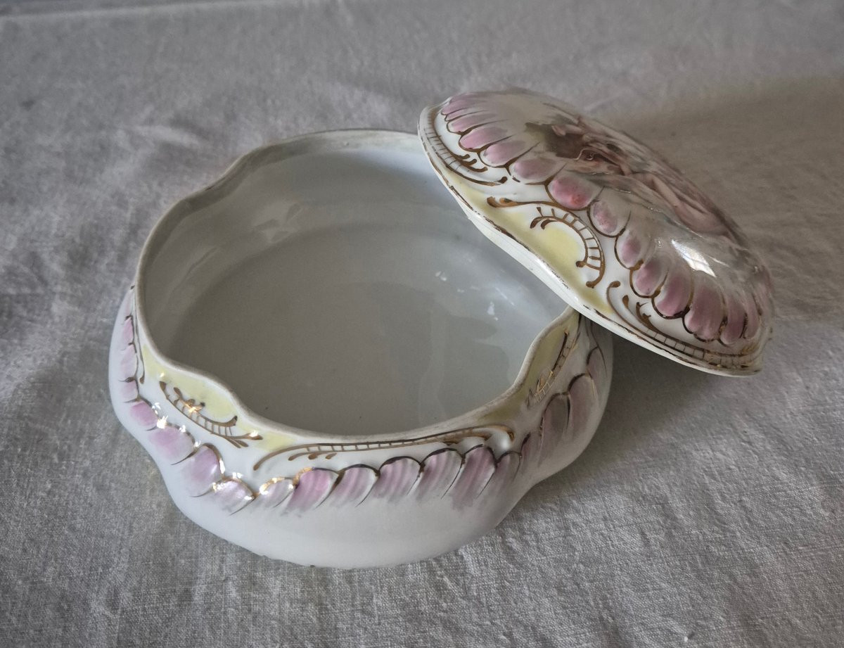 Bonbonnière en porcelaine à décor de chérubins -photo-3