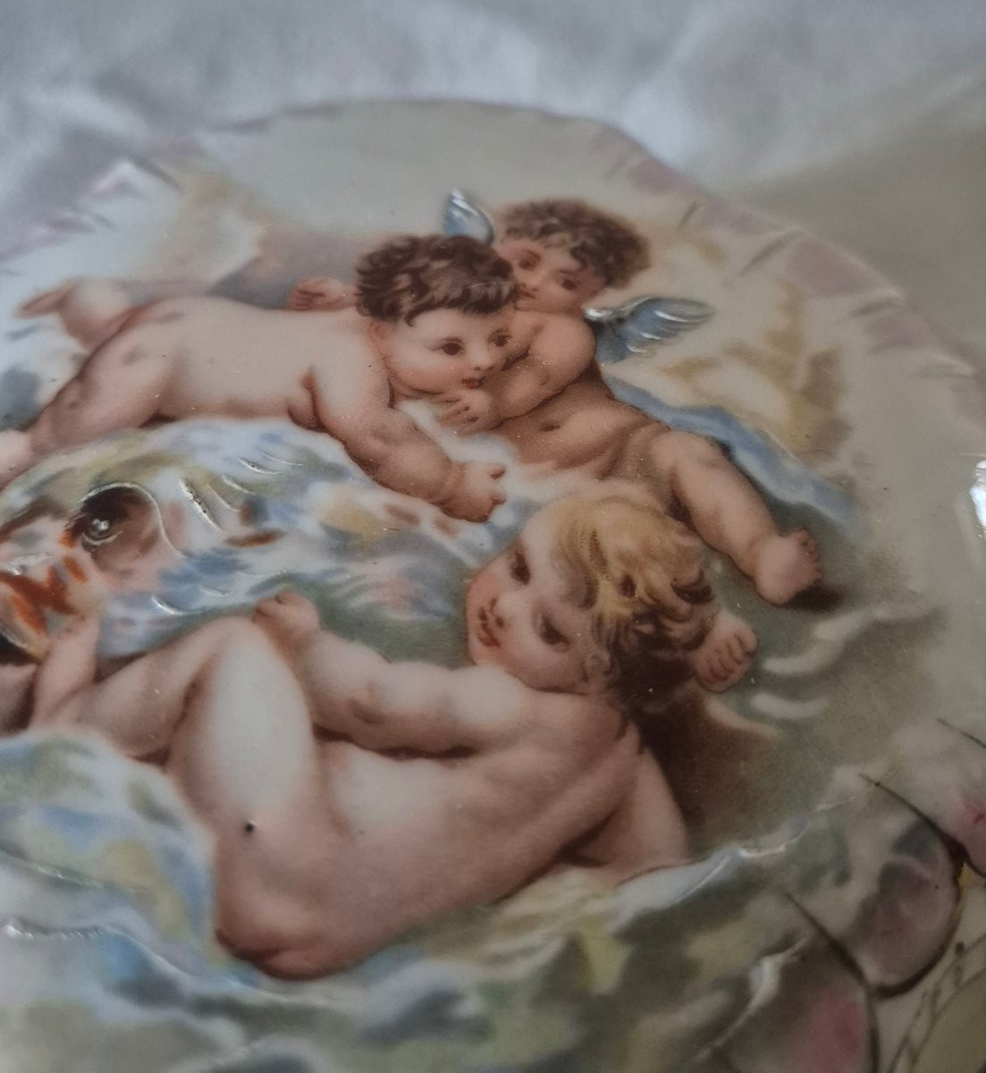 Bonbonnière en porcelaine à décor de chérubins -photo-1