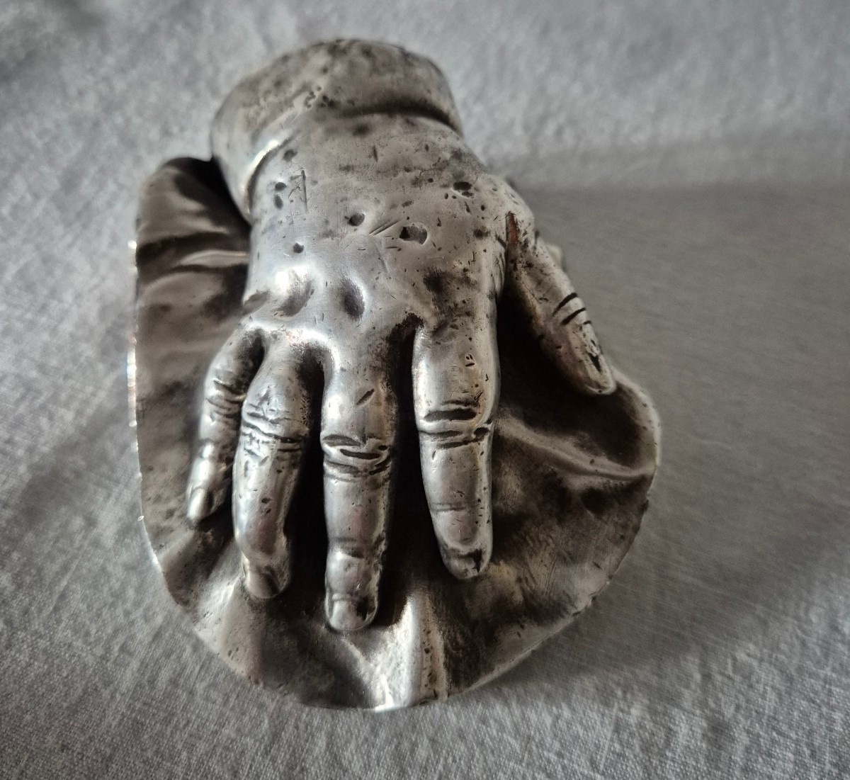 Presse papier main d'enfant en bronze argenté 