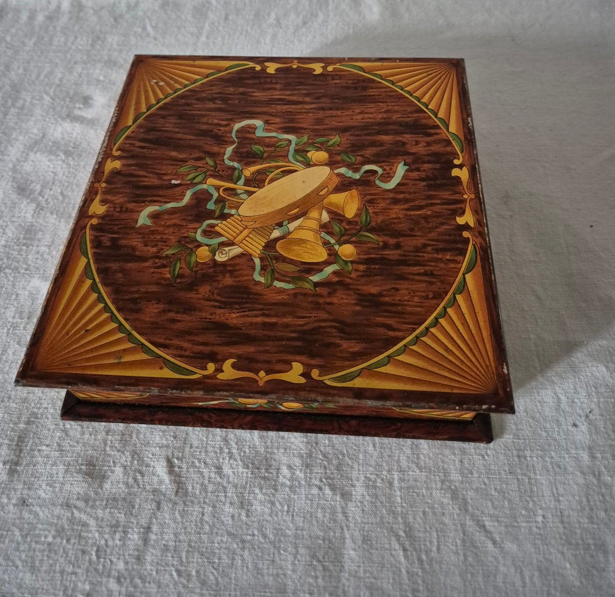 Boîte à biscuits en tôle lithographiée de Huntley & Palmers de 1906-photo-3