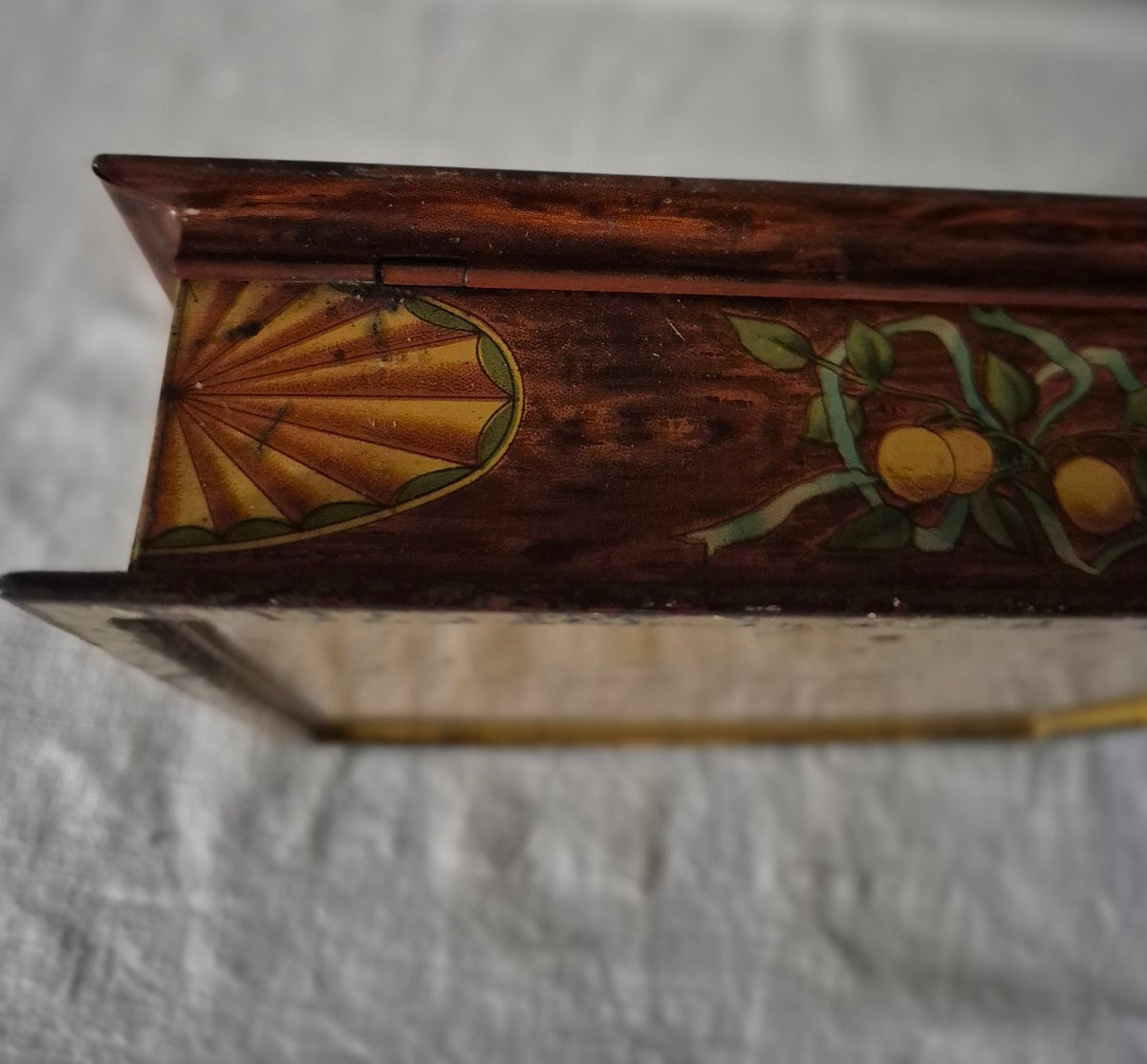 Boîte à biscuits en tôle lithographiée de Huntley & Palmers de 1906-photo-4