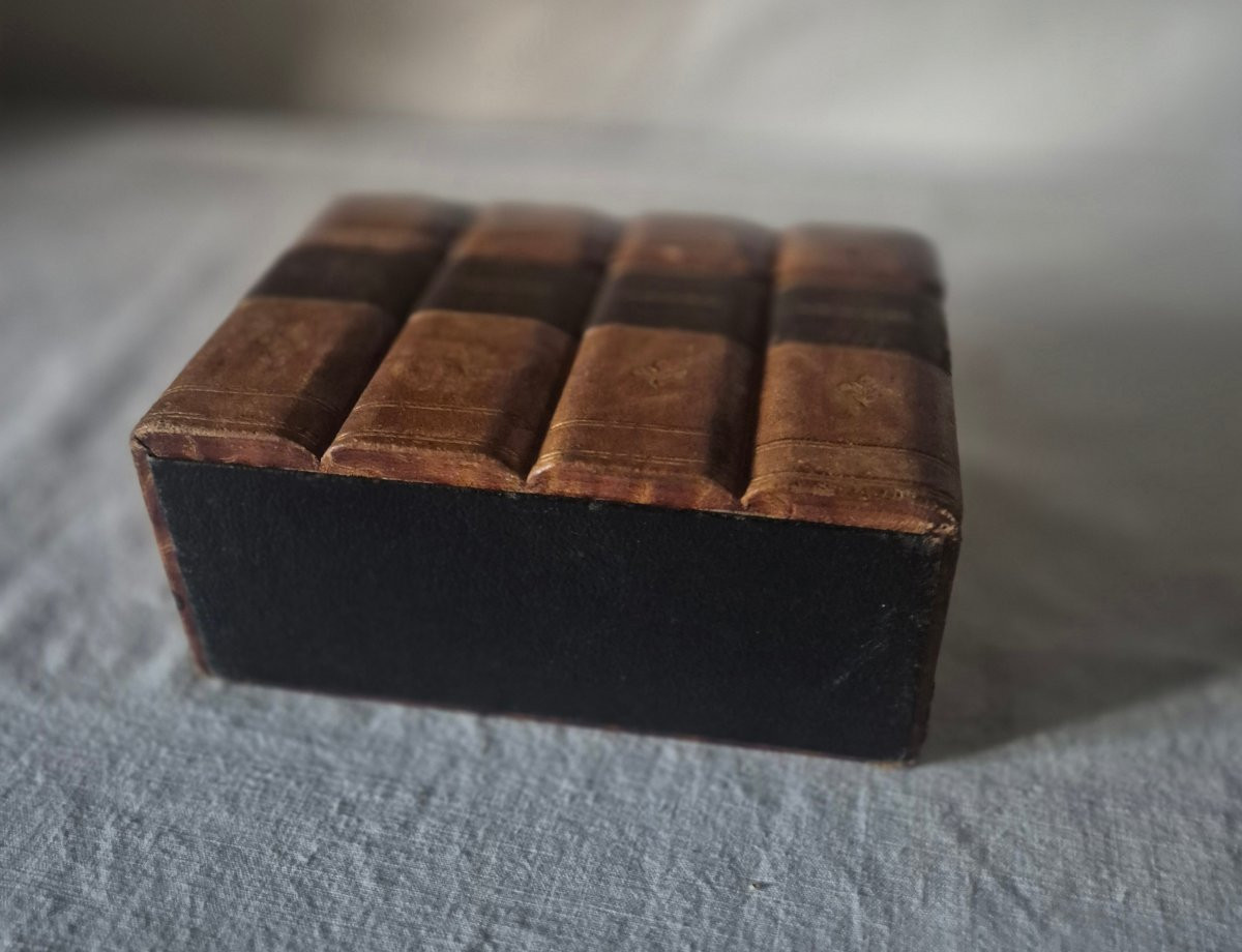 Boîte à secrets faux livres en cuir relié -photo-2