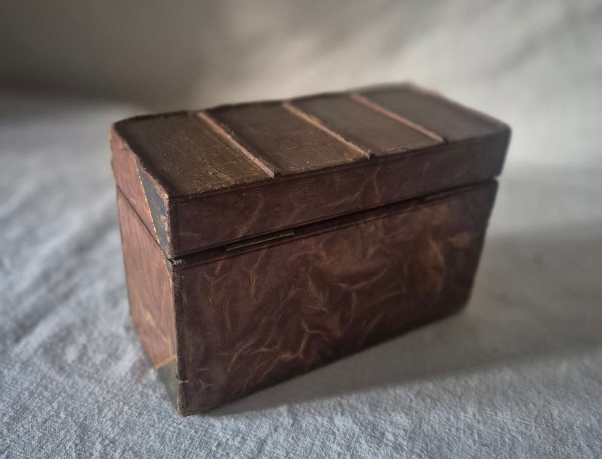 Boîte à secrets faux livres en cuir relié -photo-3