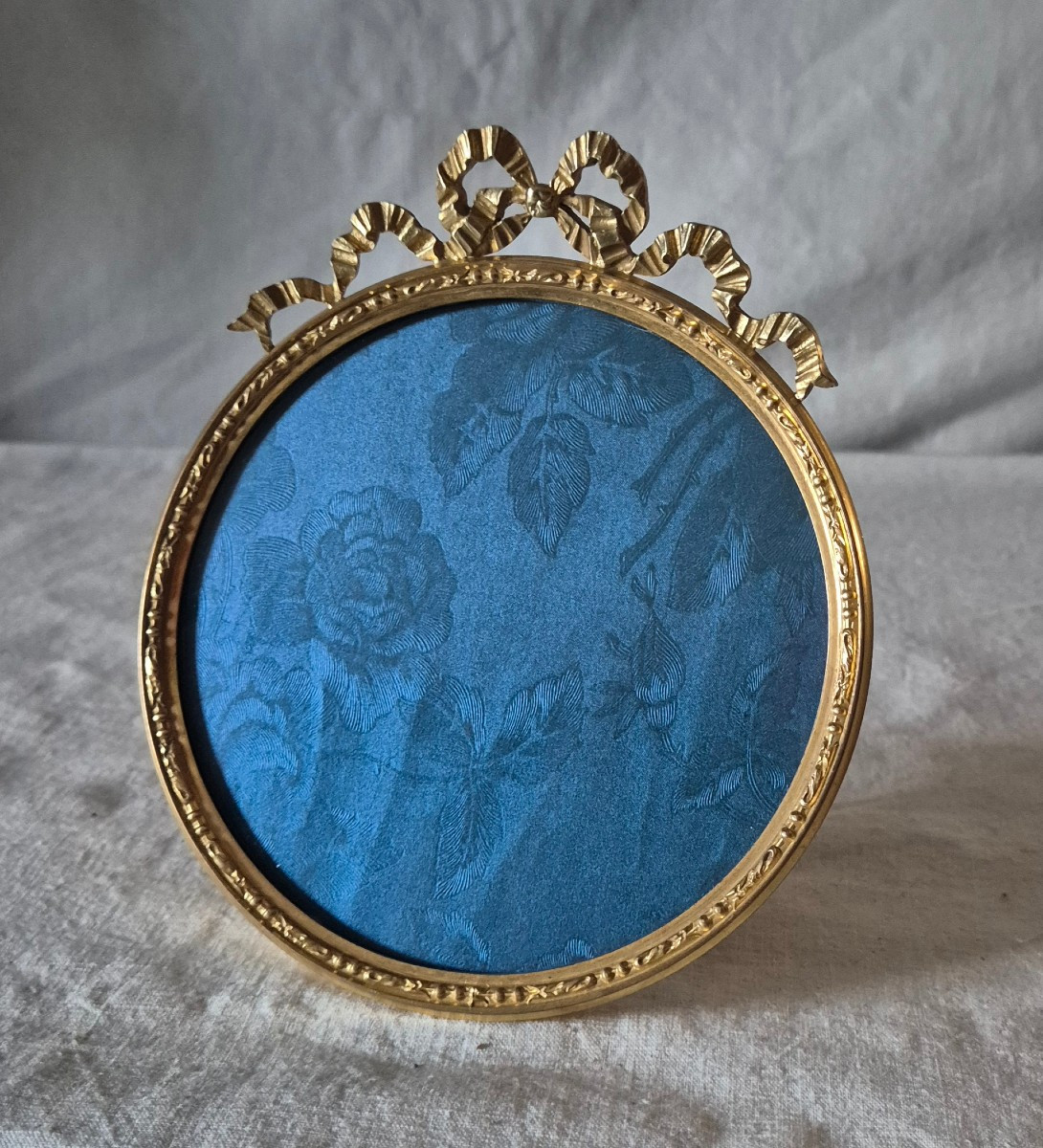 Grand cadre photo médaillon en bronze doré du XIXème siècle 