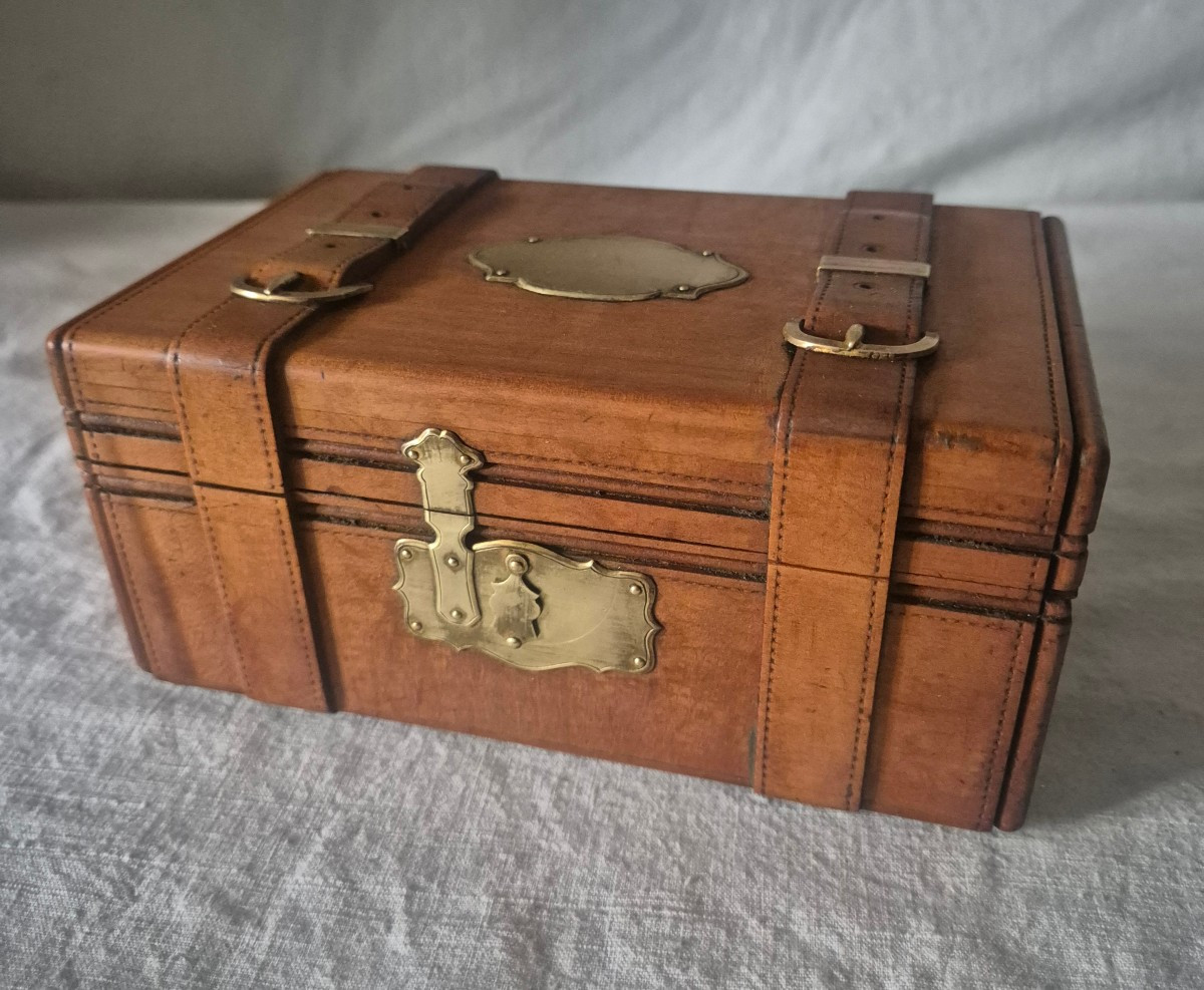 Boîte en bois sculpté trompe l'œil malle de voyage 