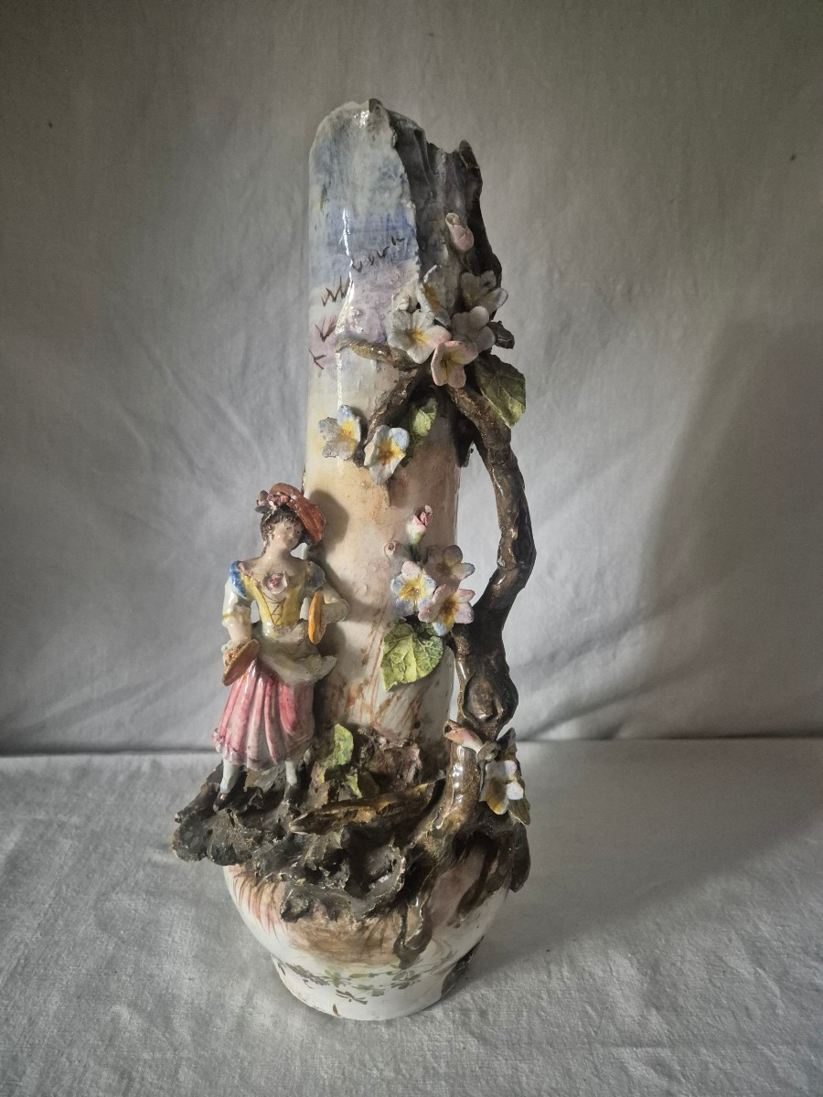 Vase en faïence fine et barbotine polychrome vers 1900