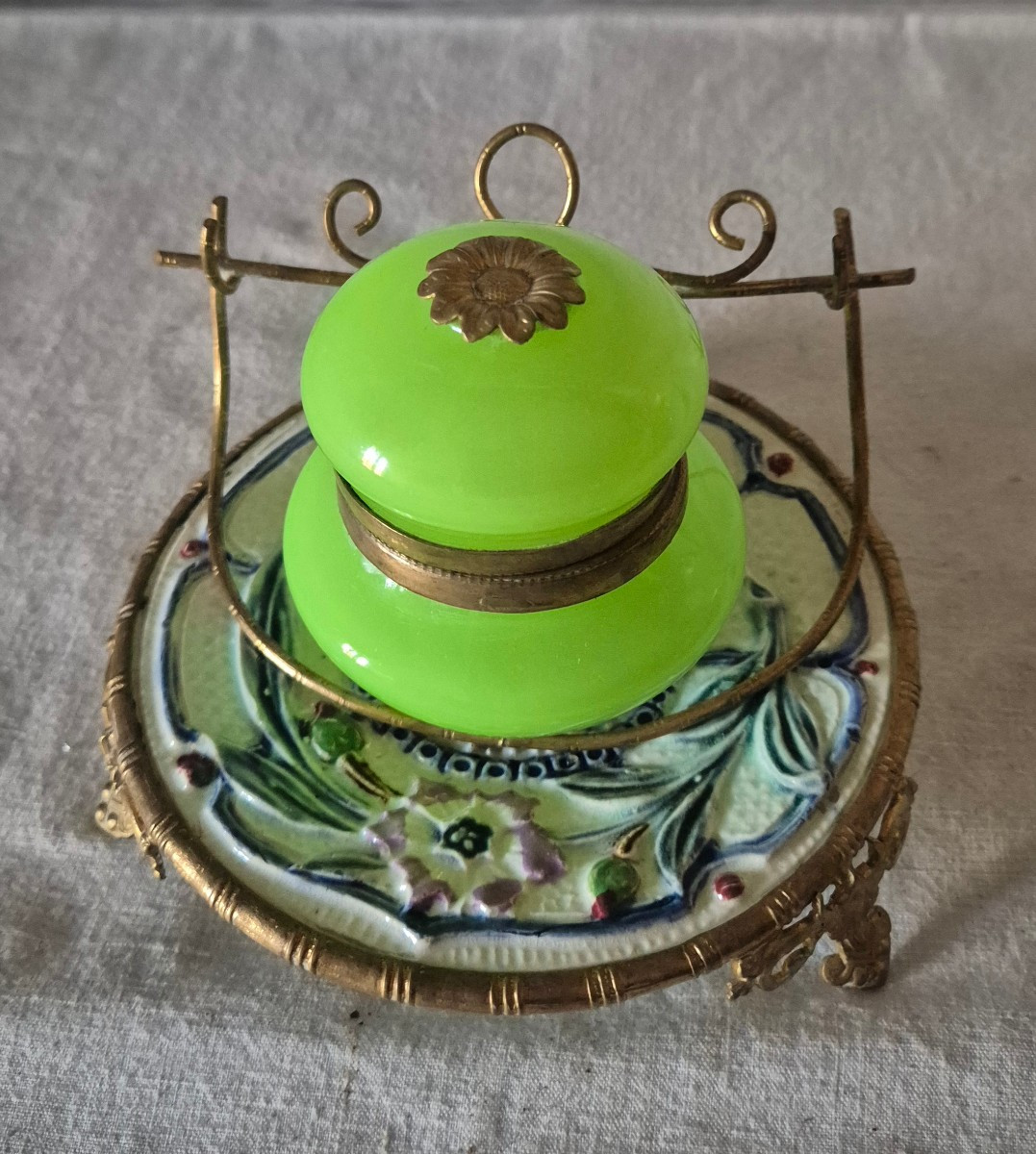 Encrier en opaline couleur ouraline dans monture de barbotine et bronze doré 