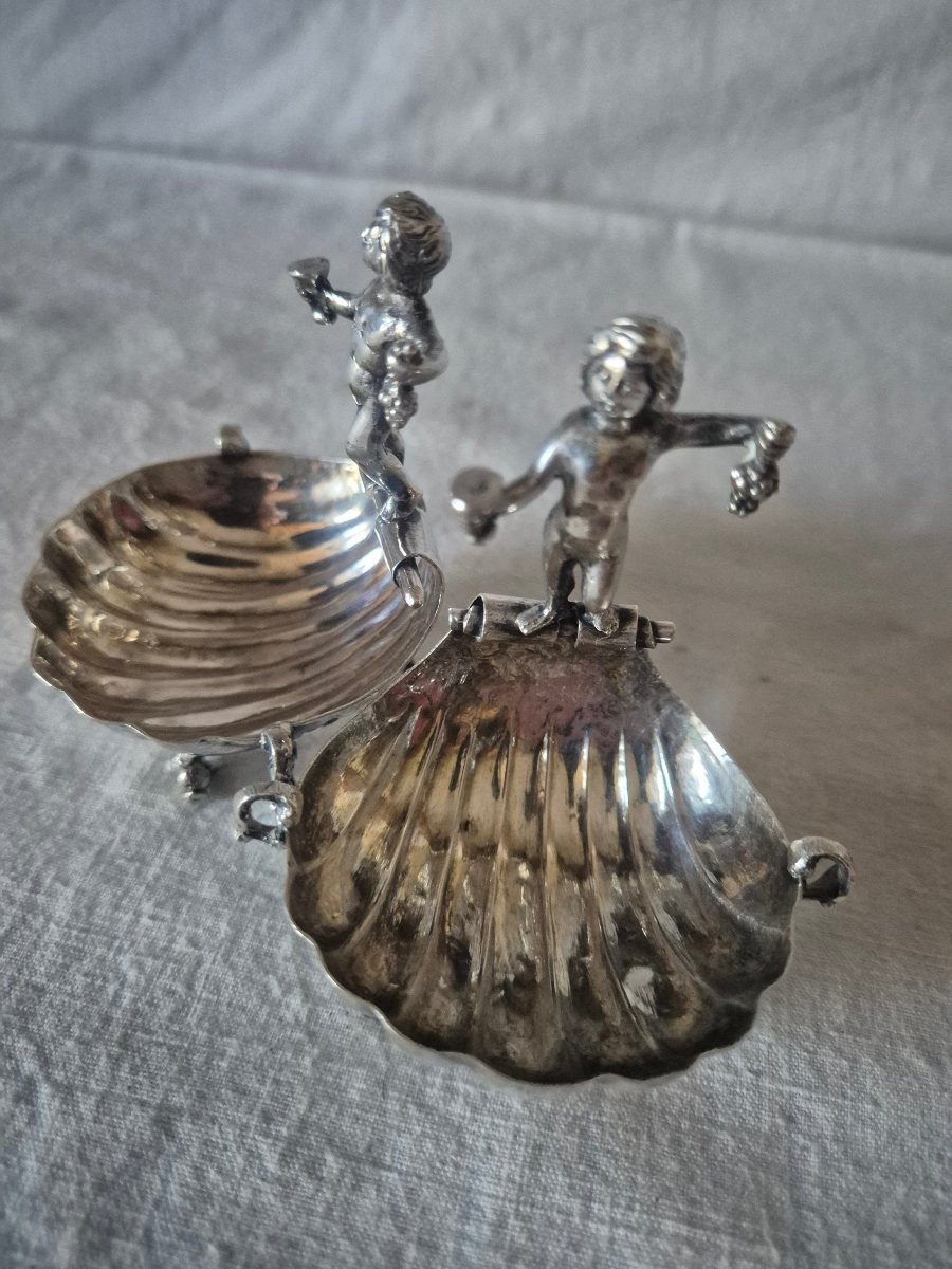 Deux salières coquilles aux sujets bacchants en argent -photo-3