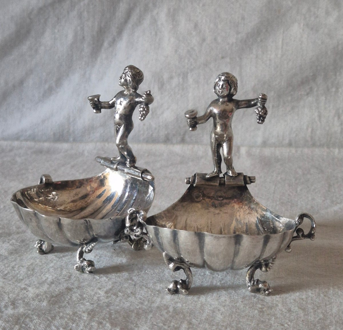 Deux salières coquilles aux sujets bacchants en argent -photo-1