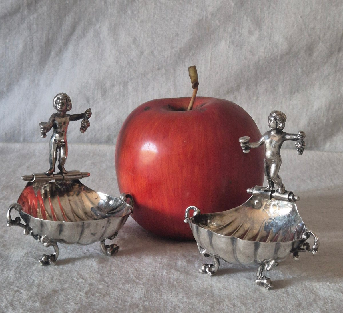 Deux salières coquilles aux sujets bacchants en argent -photo-3