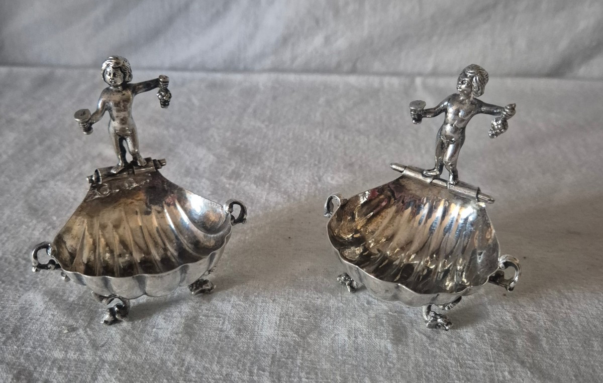 Deux salières coquilles aux sujets bacchants en argent 