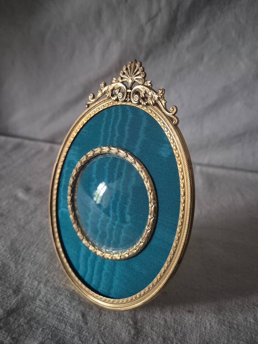 Second Empire Oval Gilt Bronze Photo Frame With Round View, Passe-partout In Moiré, Second Empire 