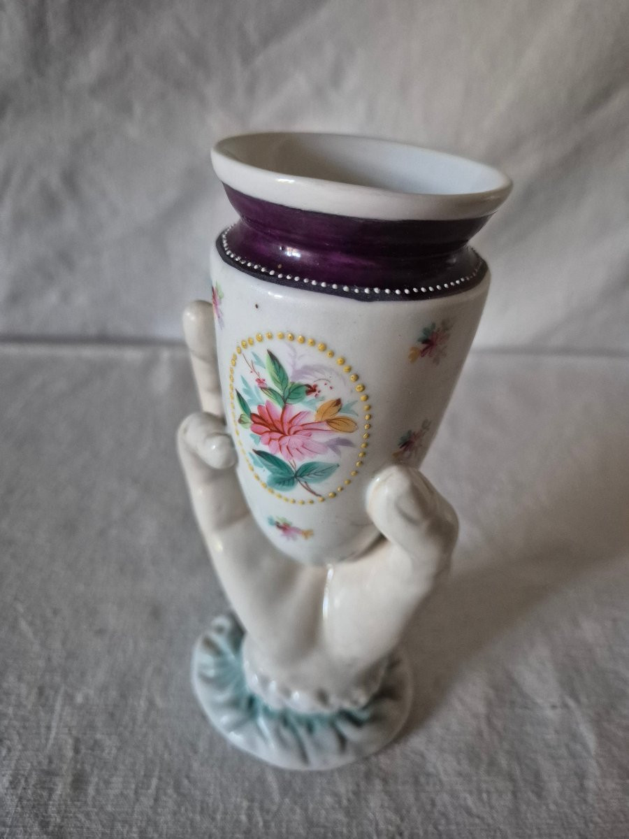 19th Century Glazed Porcelain Hand-held Horn-shaped Vase -photo-4