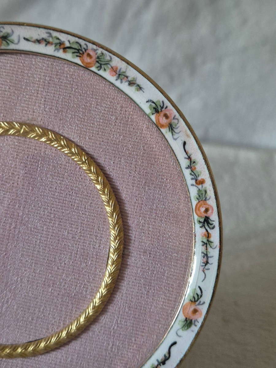 Cadre photo rond en émail et passe partout rose fin XIXème siècle 