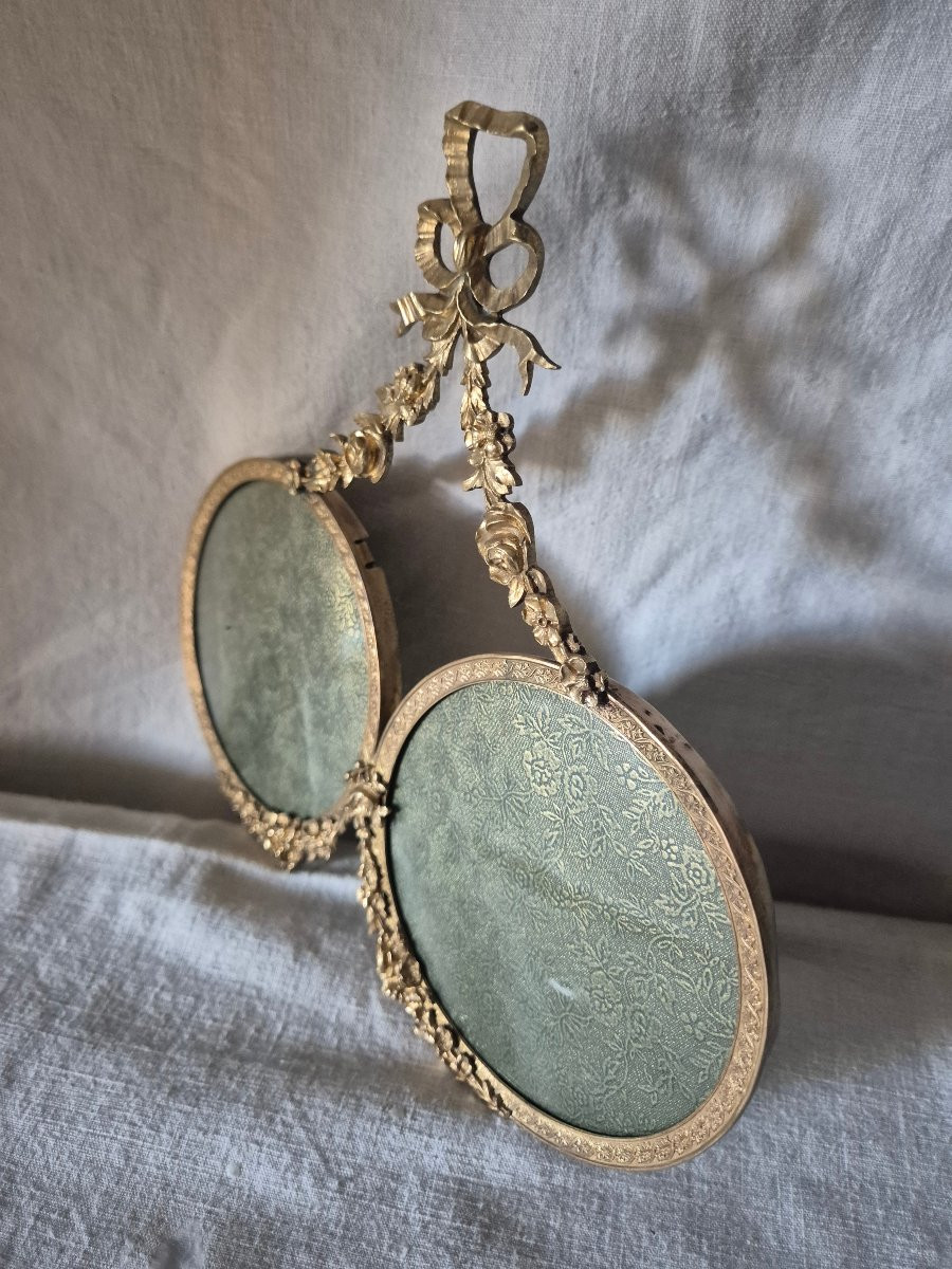 Cadre diptyque médaillons ronds en bronze doré et décor de guirlandes -photo-1