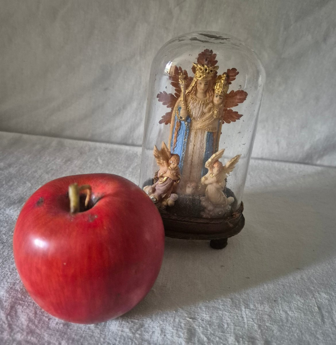 Vierge à l'enfant du XVIIIème siècle accompagnée de deux archanges en pâte de sel polychrome -photo-6