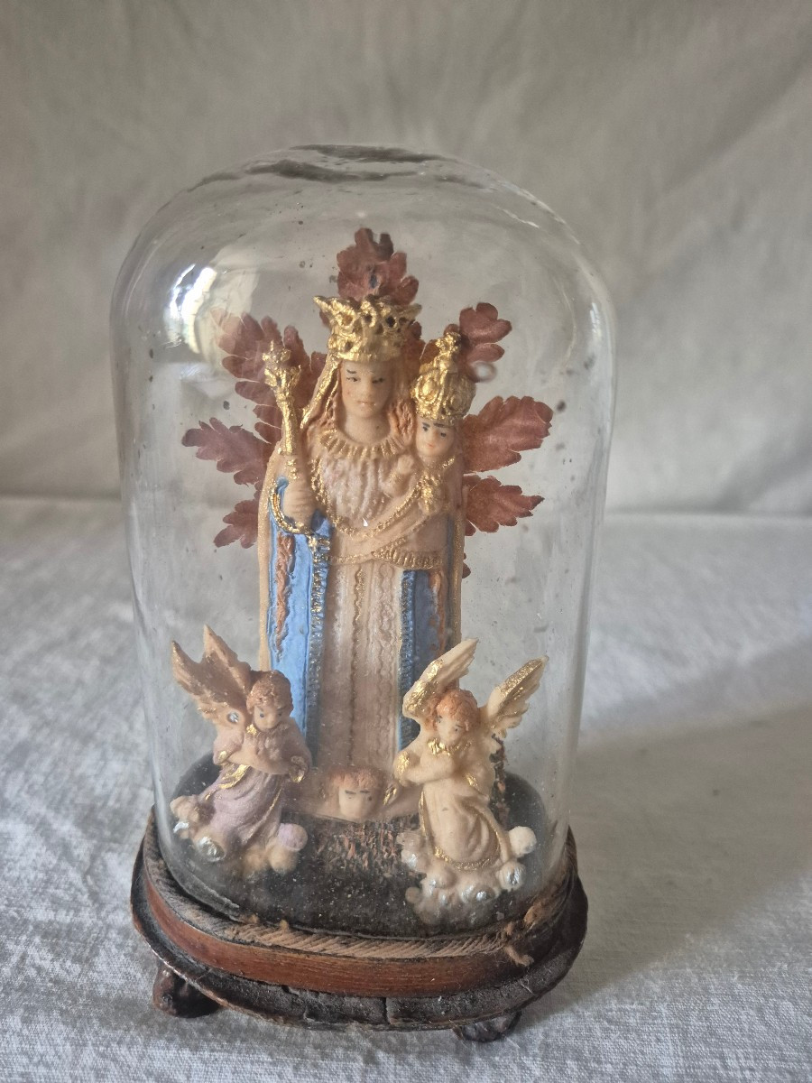 Vierge à l'enfant du XVIIIème siècle accompagnée de deux archanges en pâte de sel polychrome 