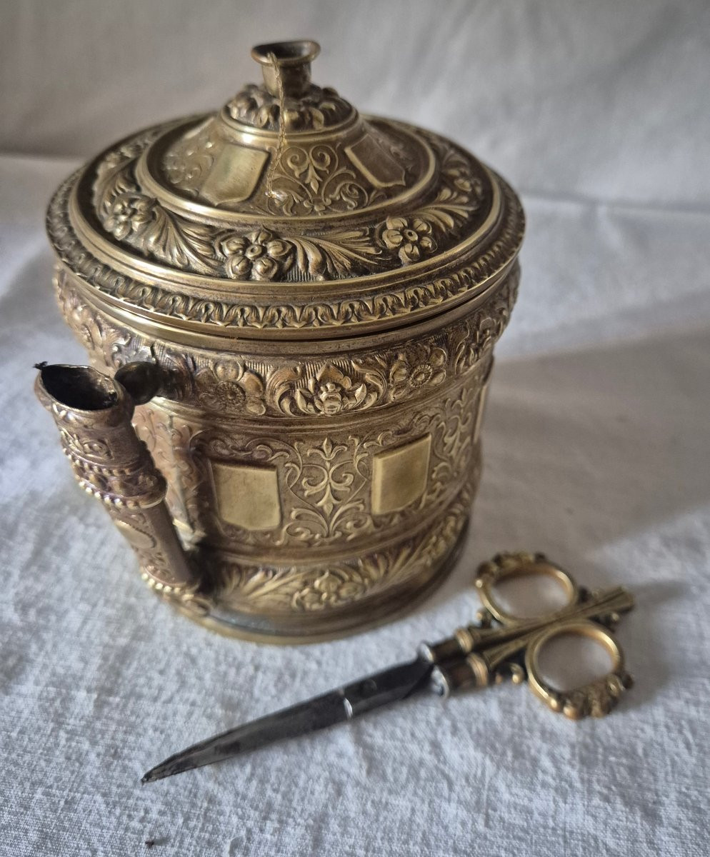 Spécial Mercerie : Dévidoir distributeur de fil et ses ciseaux en laiton repoussé XIXème siècle-photo-3