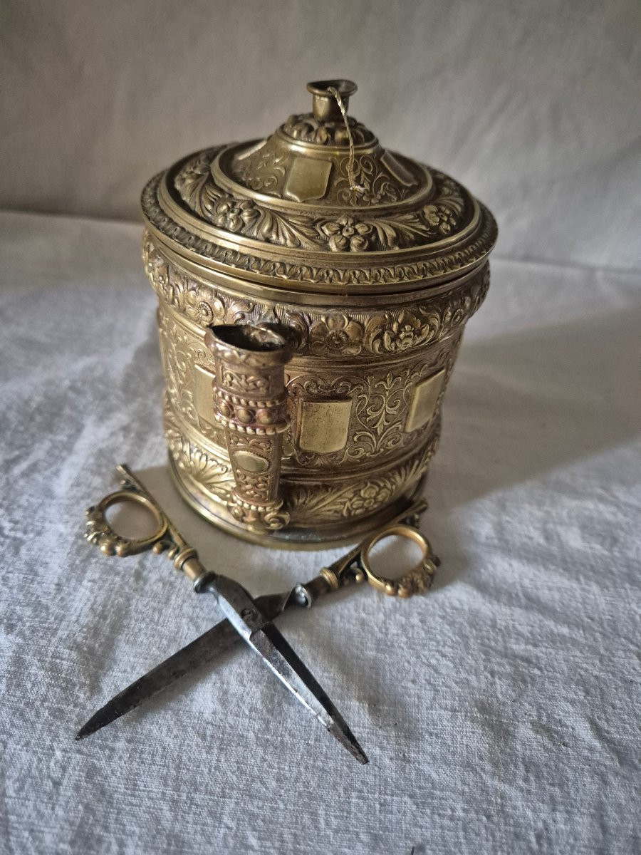 Spécial Mercerie : Dévidoir distributeur de fil et ses ciseaux en laiton repoussé XIXème siècle-photo-1