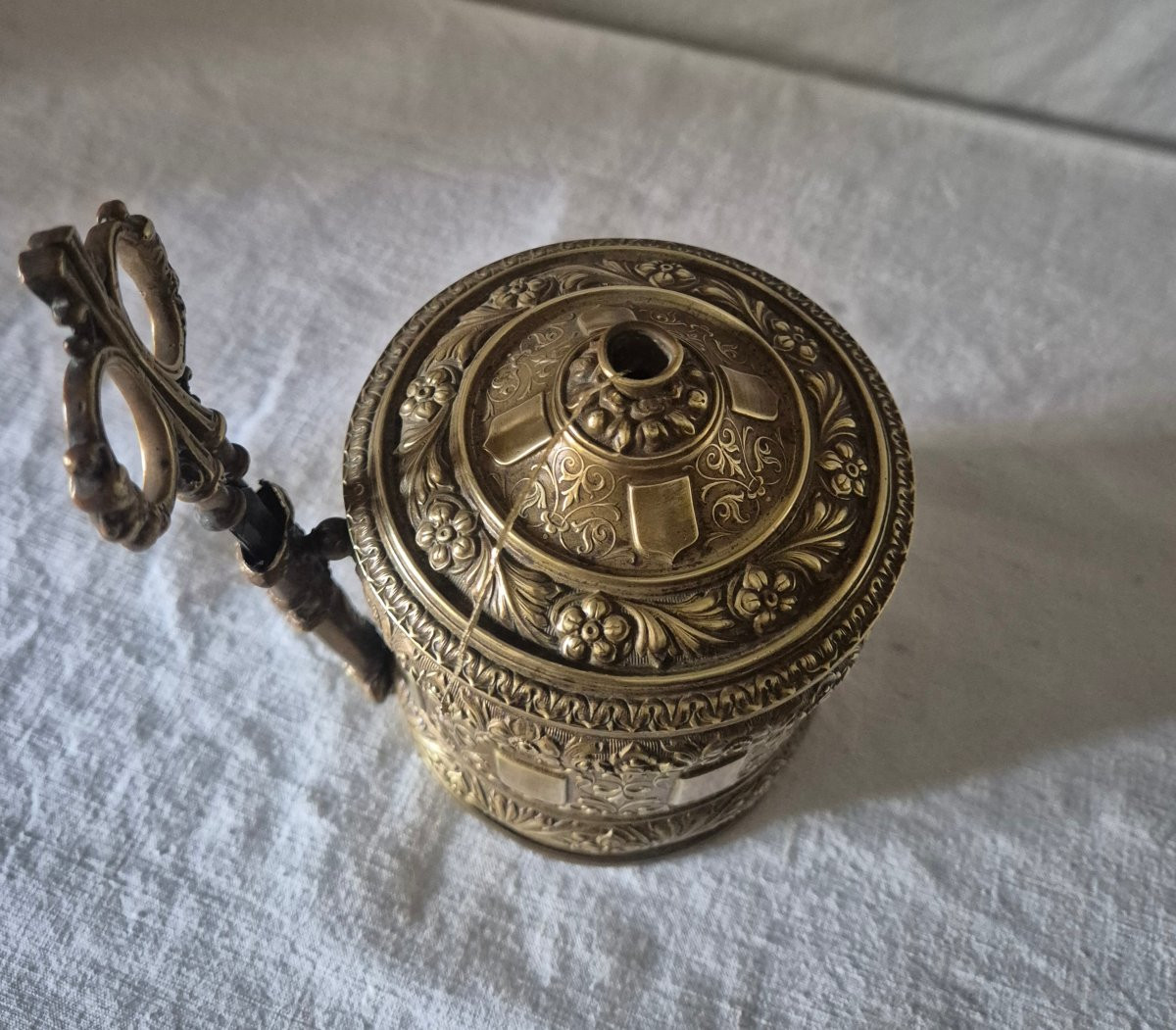 Spécial Mercerie : Dévidoir distributeur de fil et ses ciseaux en laiton repoussé XIXème siècle-photo-2