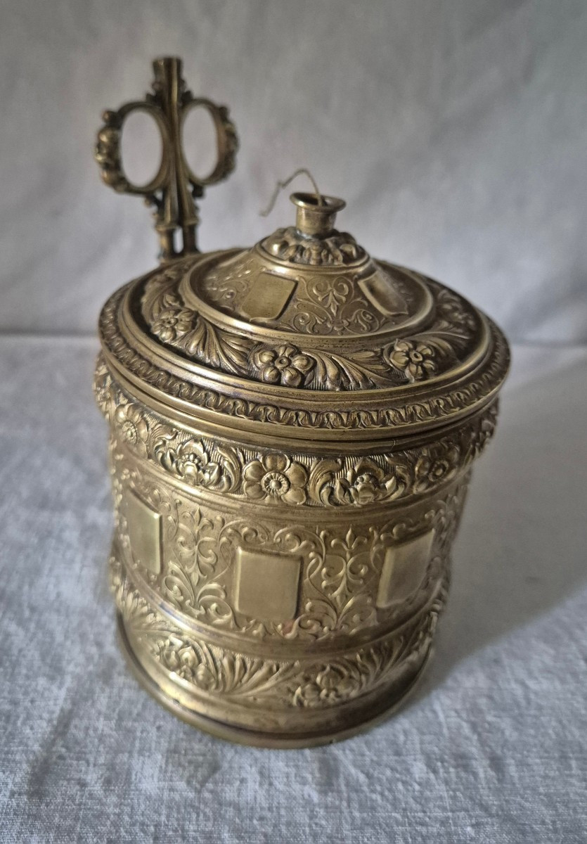 Spécial Mercerie : Dévidoir distributeur de fil et ses ciseaux en laiton repoussé XIXème siècle