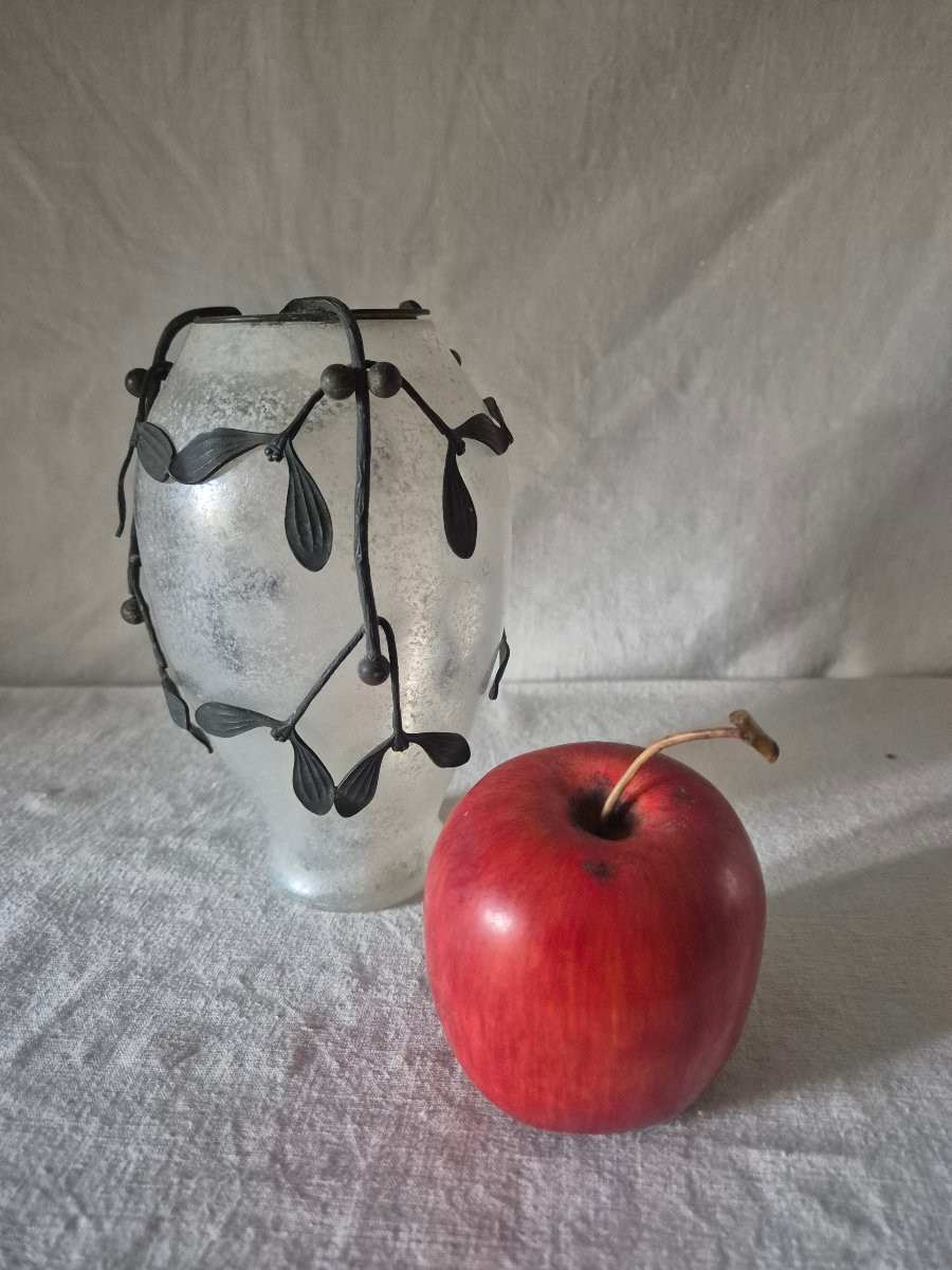 Vase en verre givré à décor de gui en bronze patiné foncé -photo-2