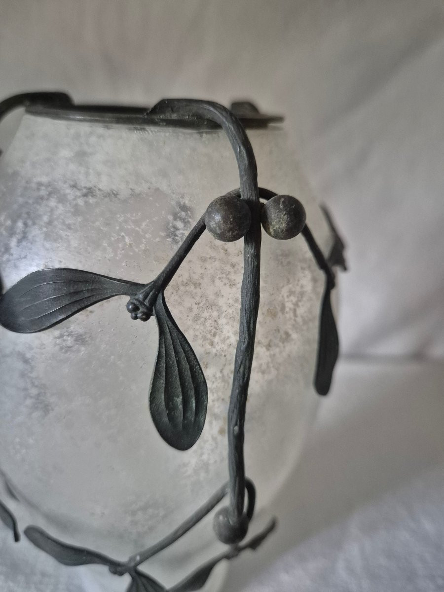Vase en verre givré à décor de gui en bronze patiné foncé -photo-3