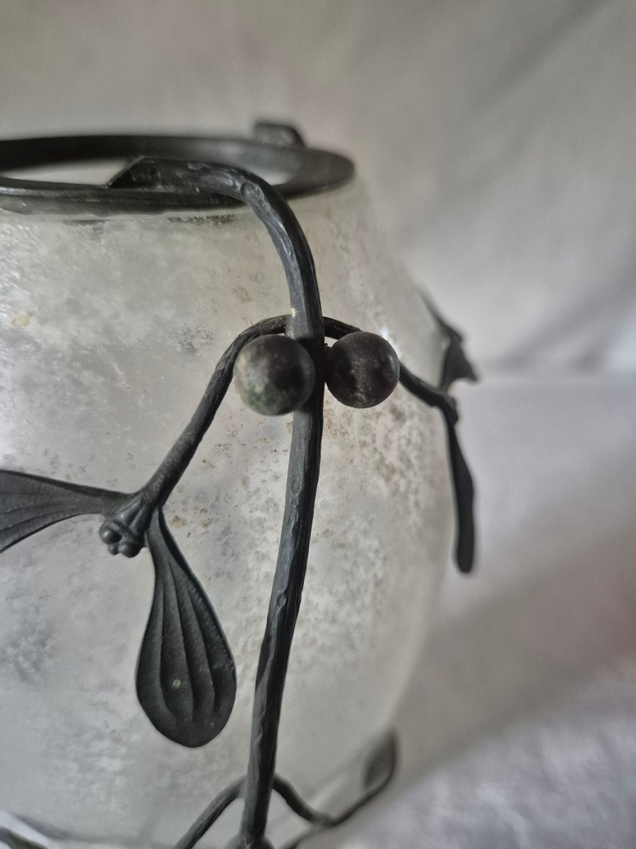 Vase en verre givré à décor de gui en bronze patiné foncé -photo-4