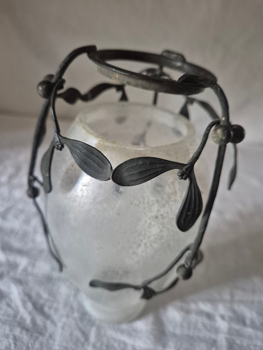 Vase en verre givré à décor de gui en bronze patiné foncé -photo-5