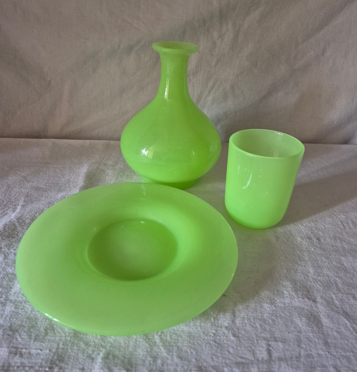 Verre de nuit en opaline "grain de riz" de couleur "ouraline" du XIXème siècle 