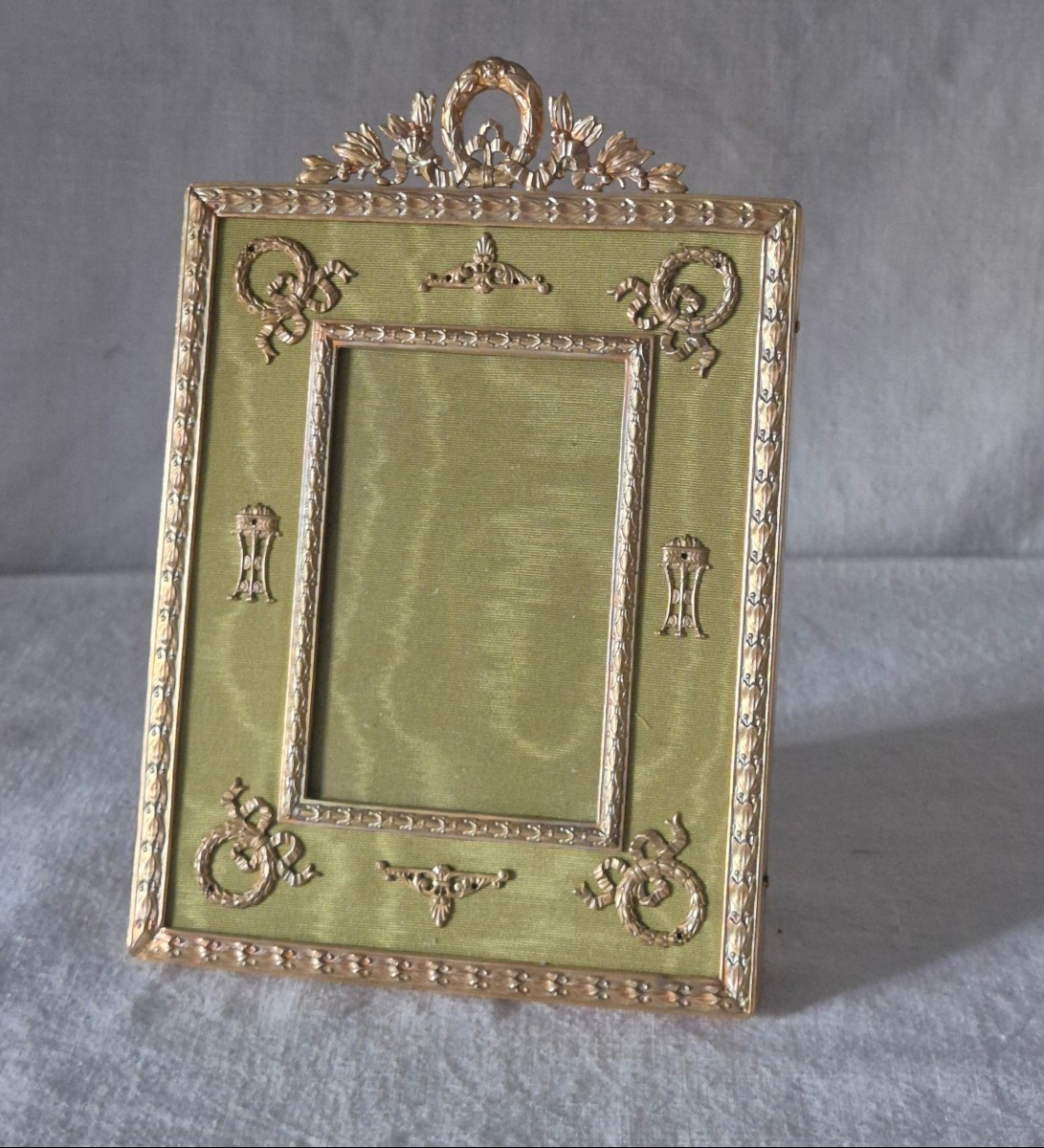 Cadre photo bronze doré à passe partout moire vert mordoré à applications 