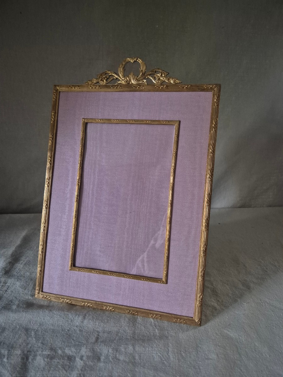 Grand cadre photo Napoléon III en bronze doré à passe partout en moire rose 