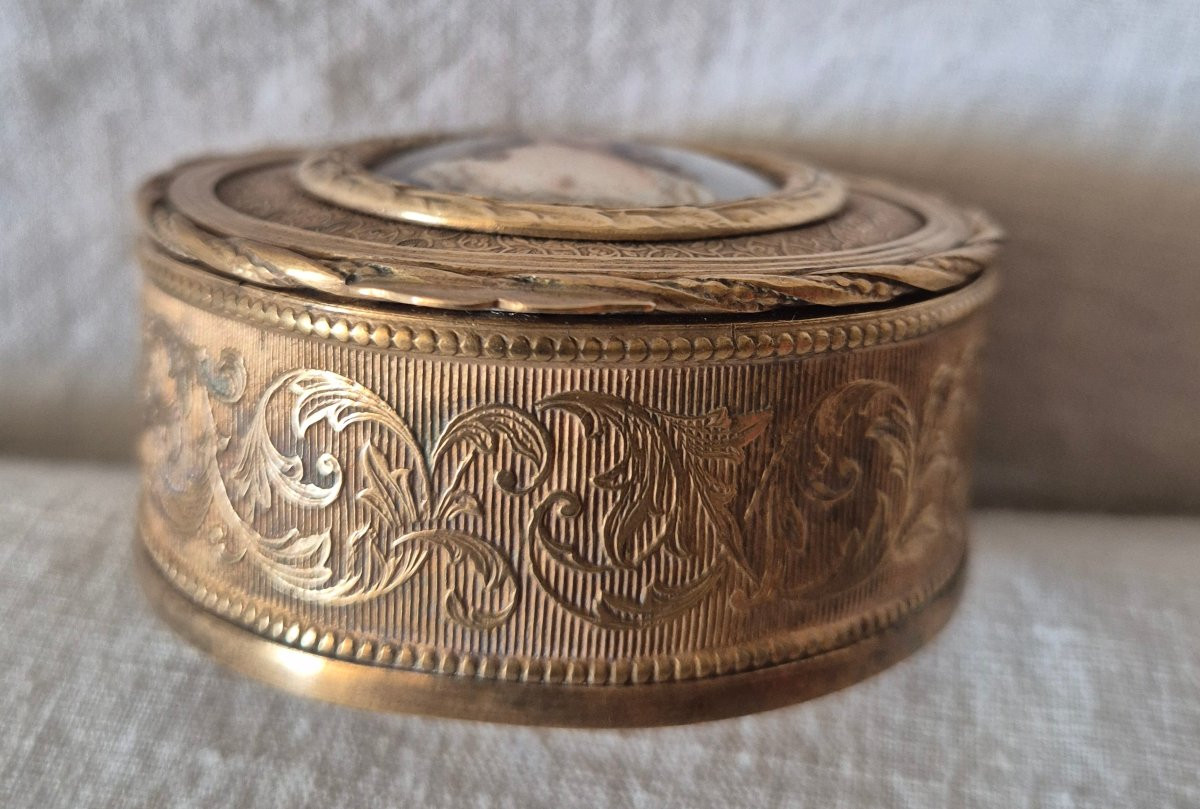 Petite boîte à bijoux en bronze pomponne doré et miniature de Marie-Antoinette -photo-3