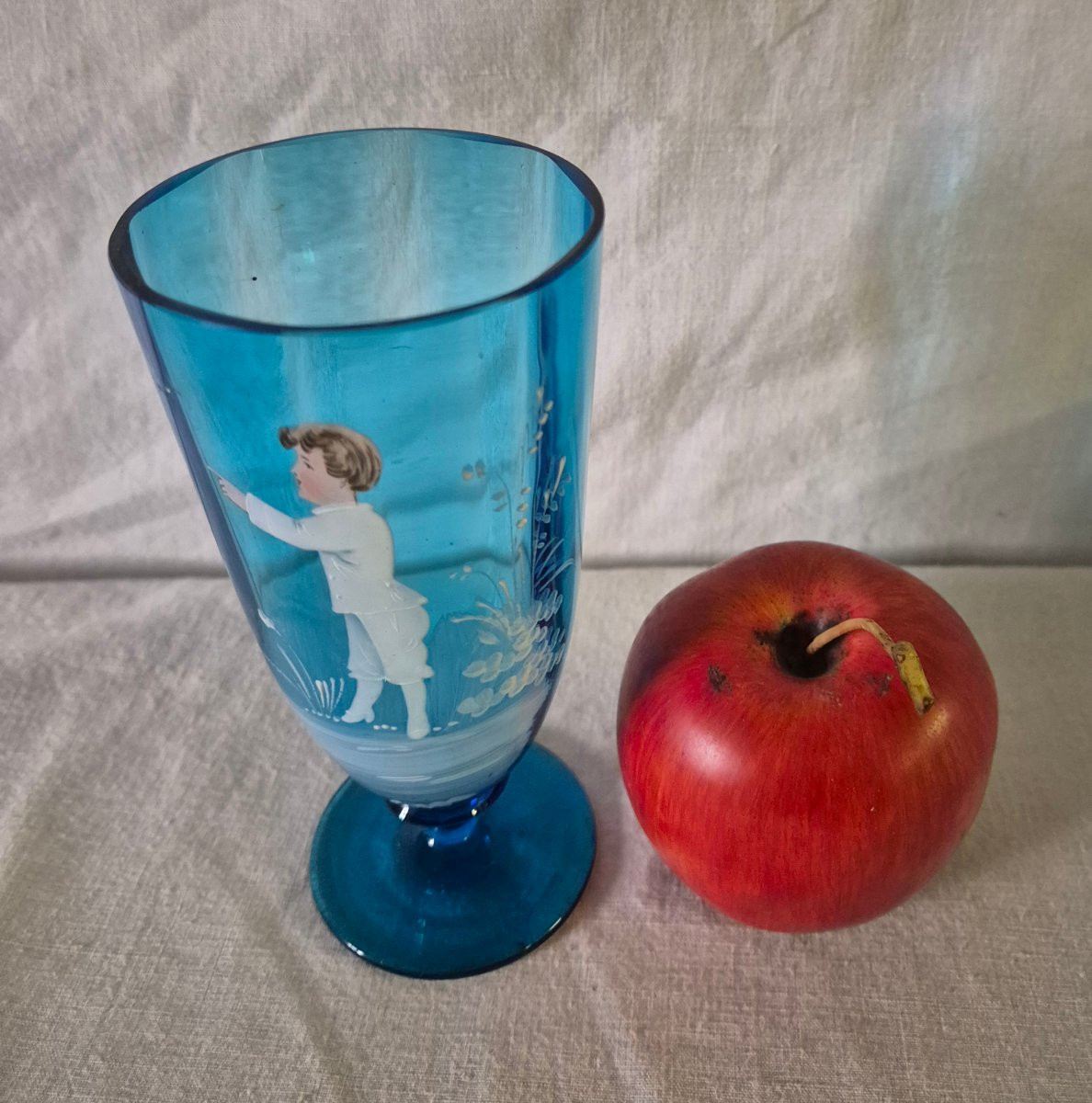 Vase en verre bleu cobalt figurant un garçon en émail "Mary Gregory"-photo-2