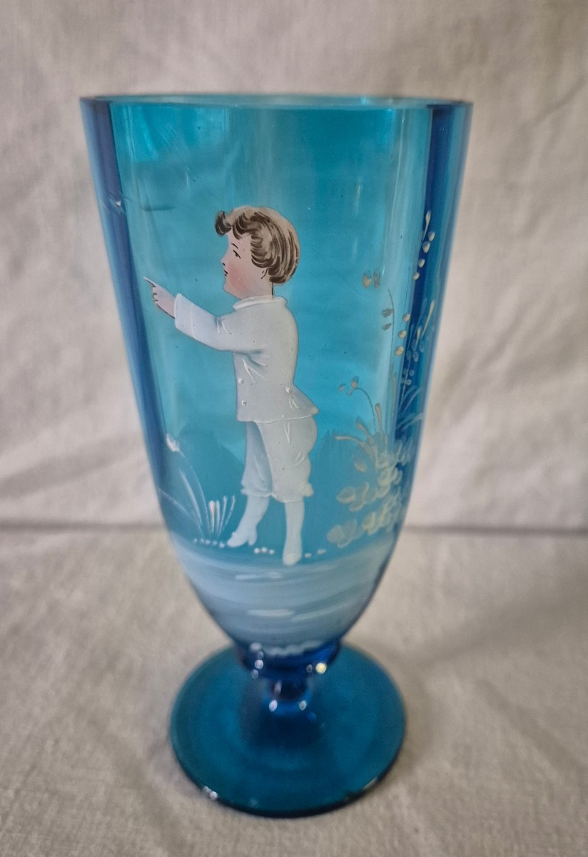Vase en verre bleu cobalt figurant un garçon en émail "Mary Gregory"