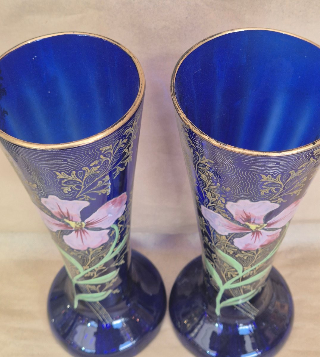 Deux vases émaillés en verre bleu à décor de clématite rose vers 1900-photo-2