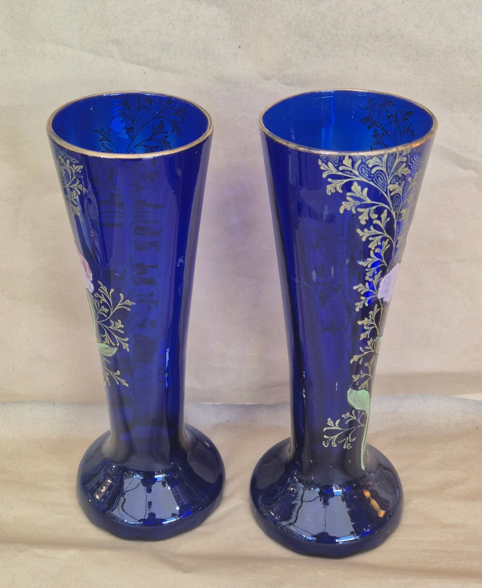 Deux vases émaillés en verre bleu à décor de clématite rose vers 1900-photo-4